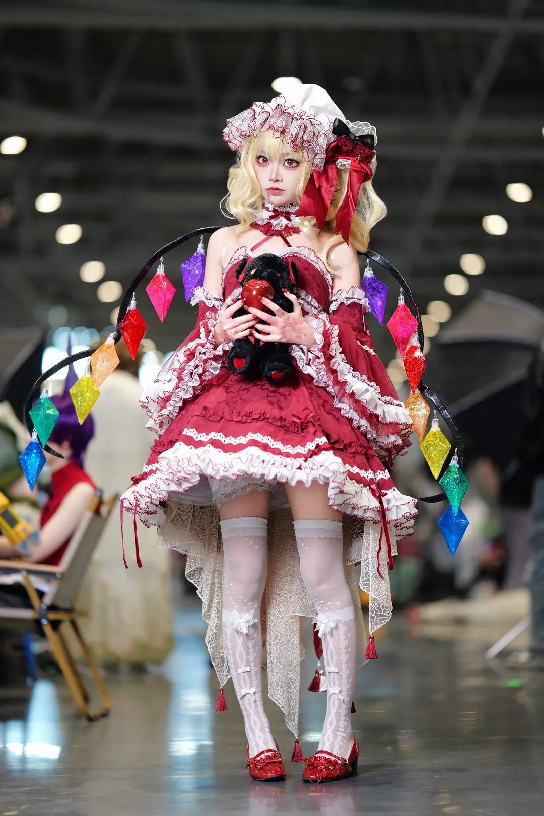 【芙兰朵露cos】漫展出东方project小红裙，多彩水晶环和丝袜出片很稳