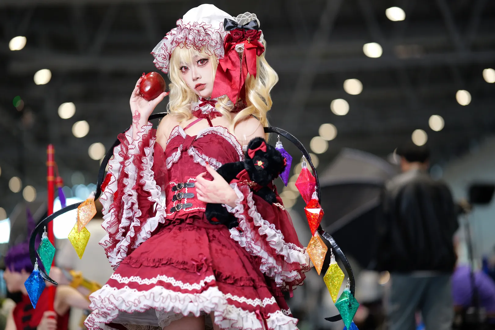 【芙蘭朵露cos】漫展出東方project小紅裙，多彩水晶環和絲襪出片很穩 - 第 3 張