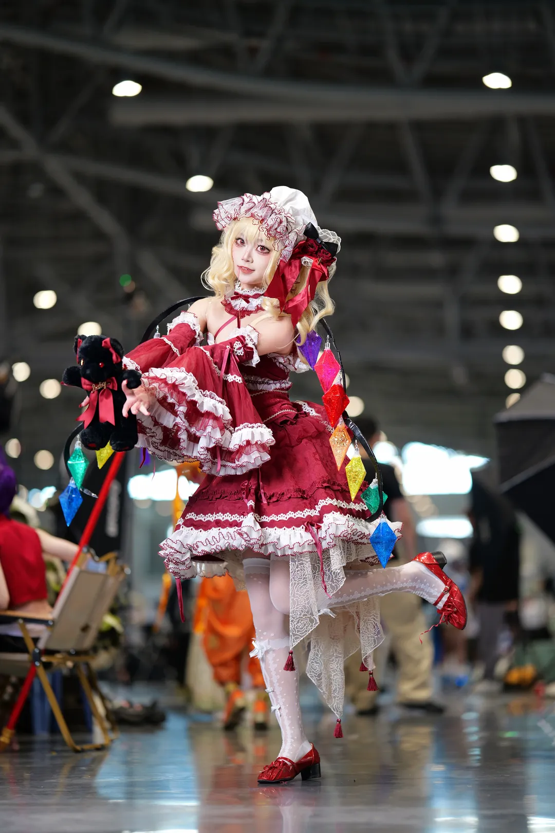 【芙蘭朵露cos】漫展出東方project小紅裙，多彩水晶環和絲襪出片很穩 - 第 4 張