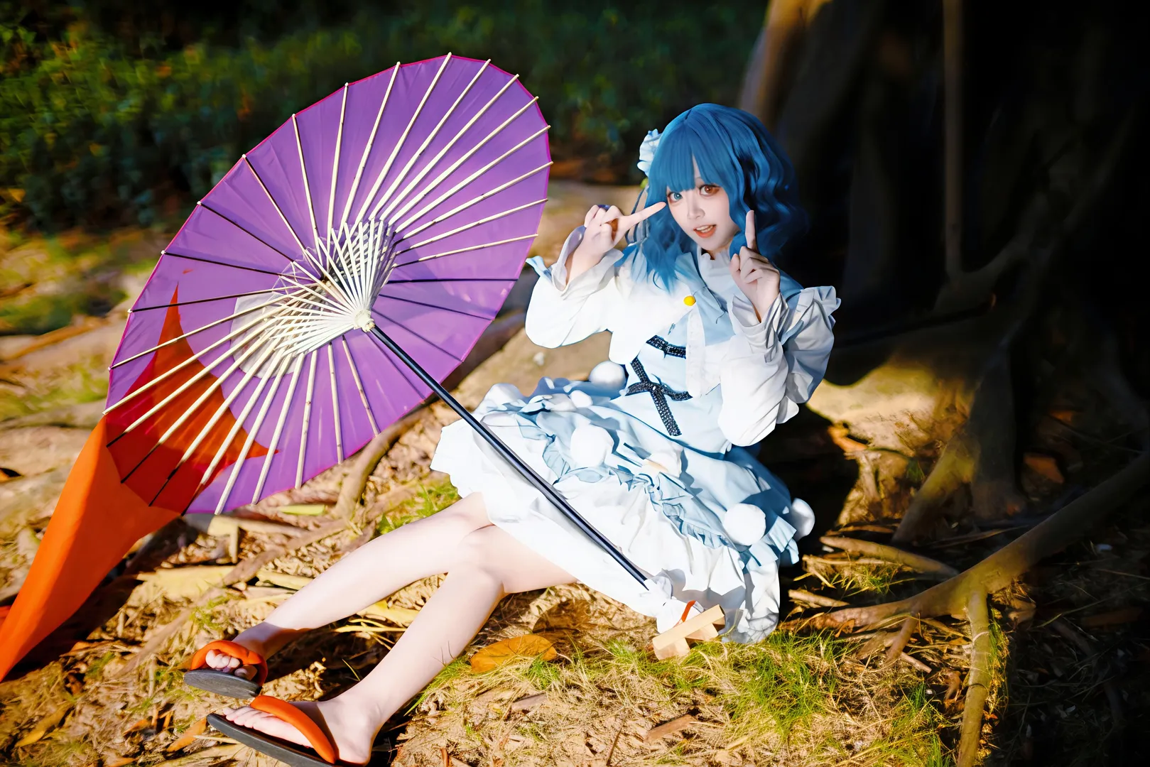 【多多良小伞cos】东方project里的妖怪小伞，躲在树荫下准备吓人一跳 - 第 2 张