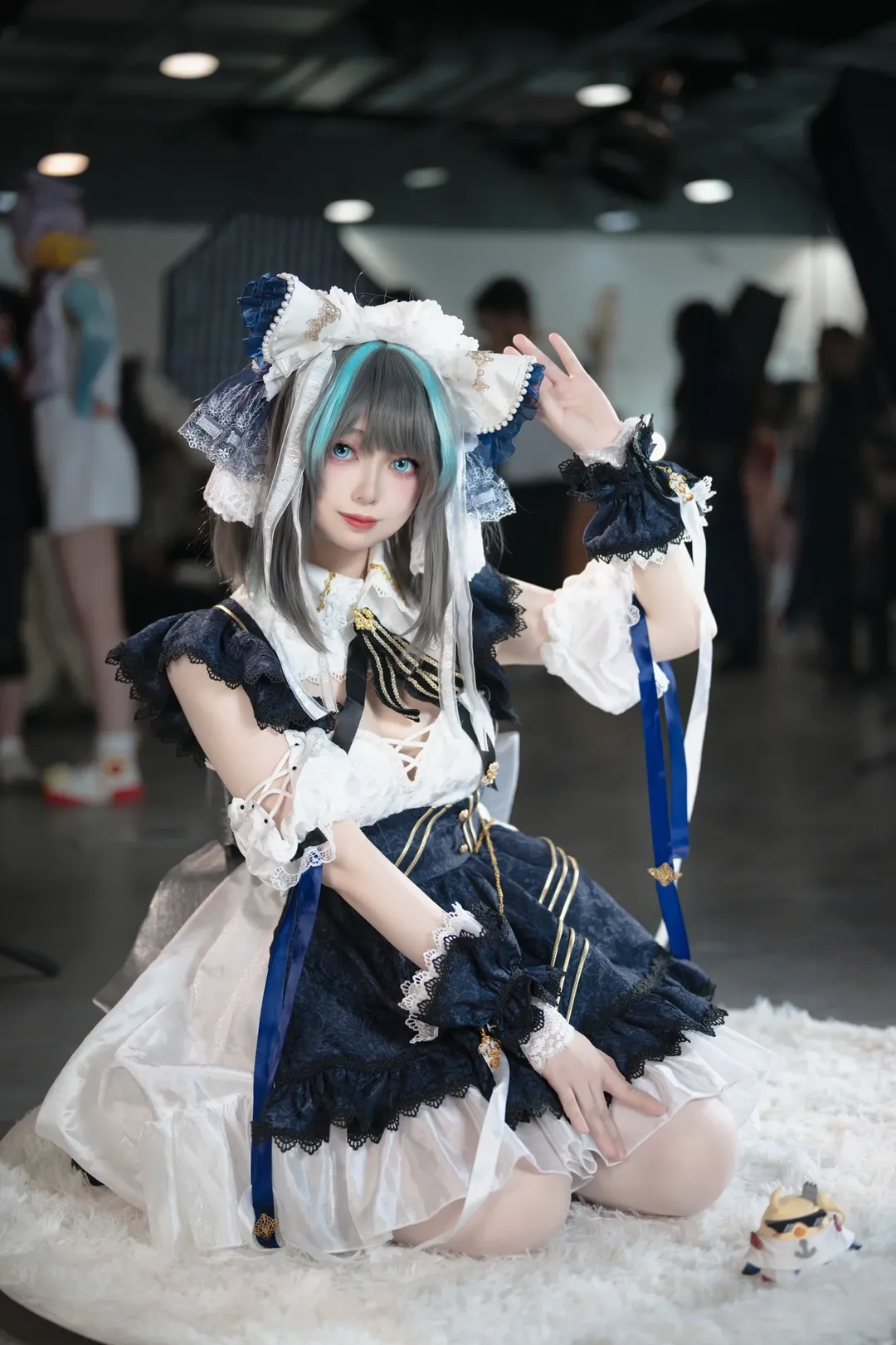 【チェシャー コスプレ】アズールレーン 青と白のドレスが織りなす躍動感あふれるイベント写真 - 1 枚目