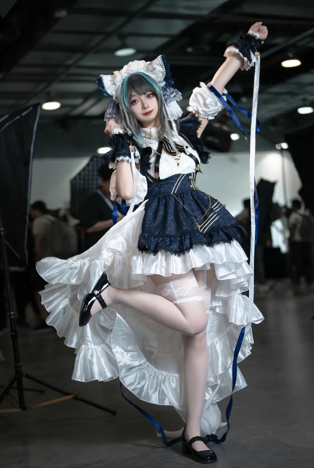 【チェシャー コスプレ】アズールレーン 青と白のドレスが織りなす躍動感あふれるイベント写真 - 2 枚目