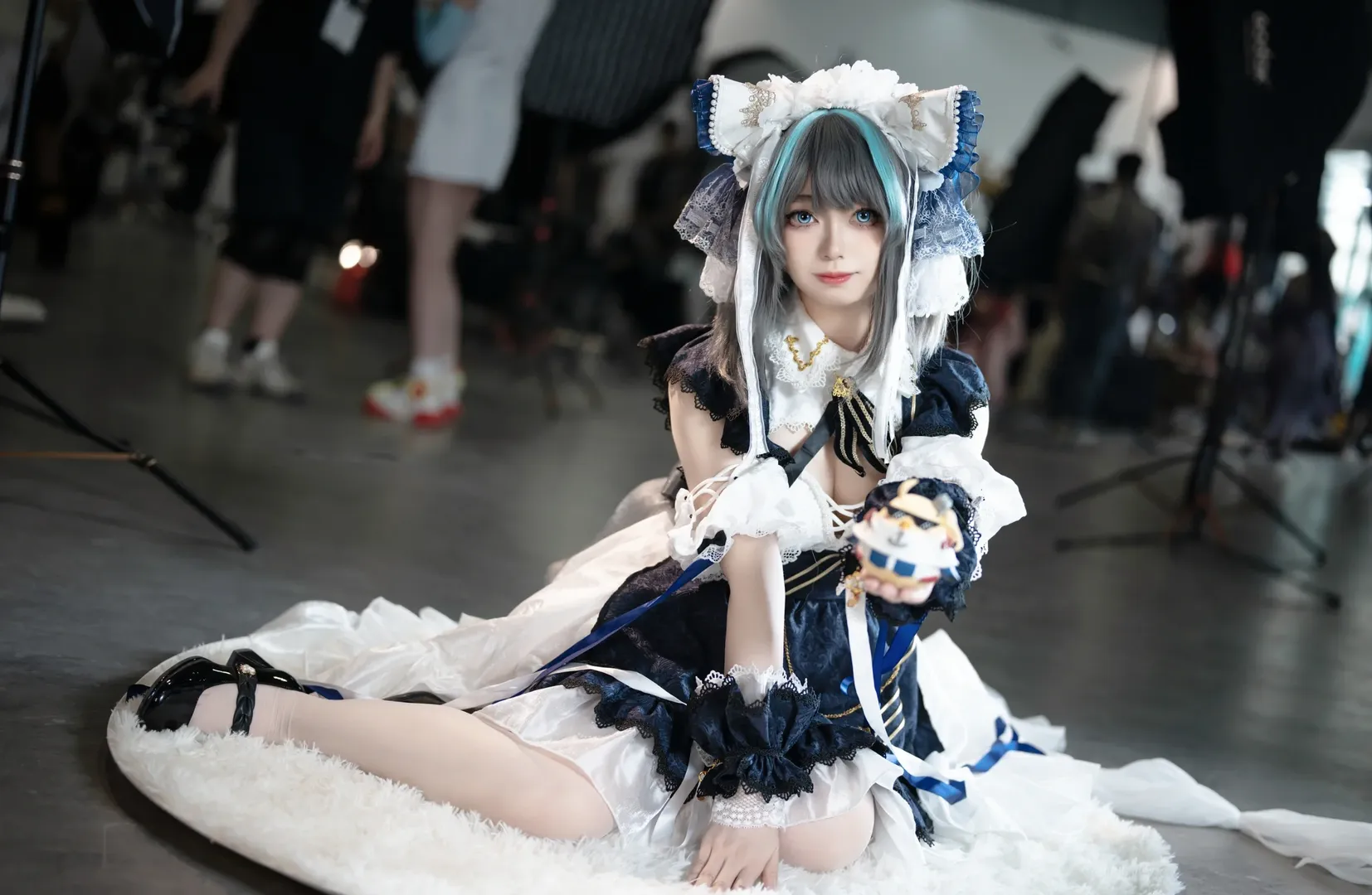 【チェシャー コスプレ】アズールレーン 青と白のドレスが織りなす躍動感あふれるイベント写真 - 3 枚目