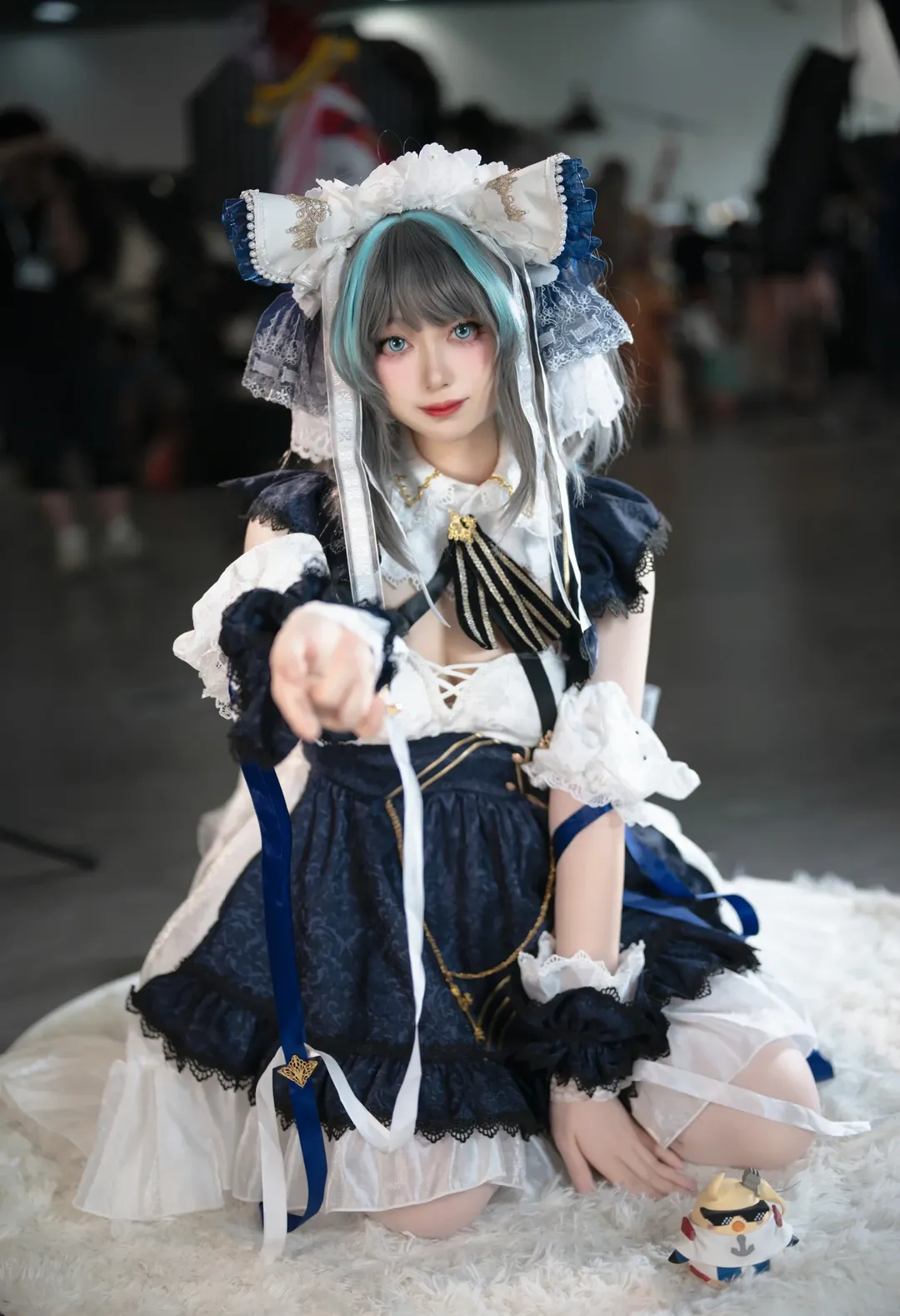 【チェシャー コスプレ】アズールレーン 青と白のドレスが織りなす躍動感あふれるイベント写真 - 4 枚目