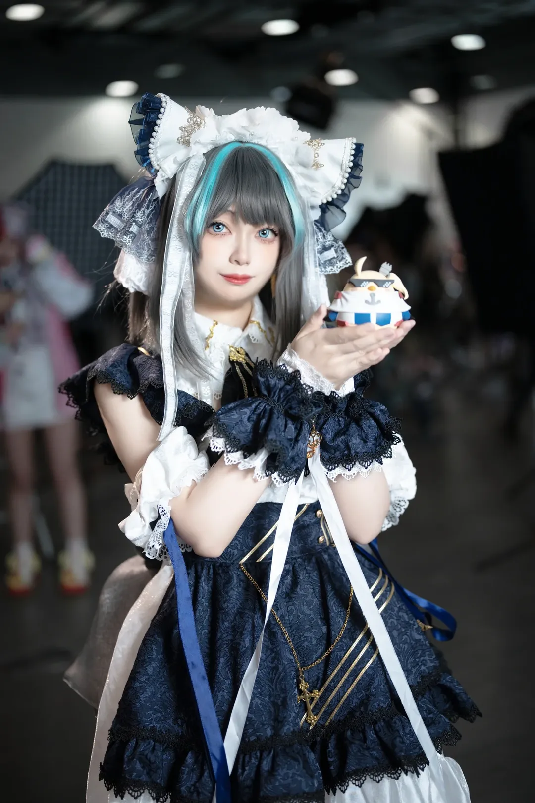 【チェシャー コスプレ】アズールレーン 青と白のドレスが織りなす躍動感あふれるイベント写真 - 5 枚目