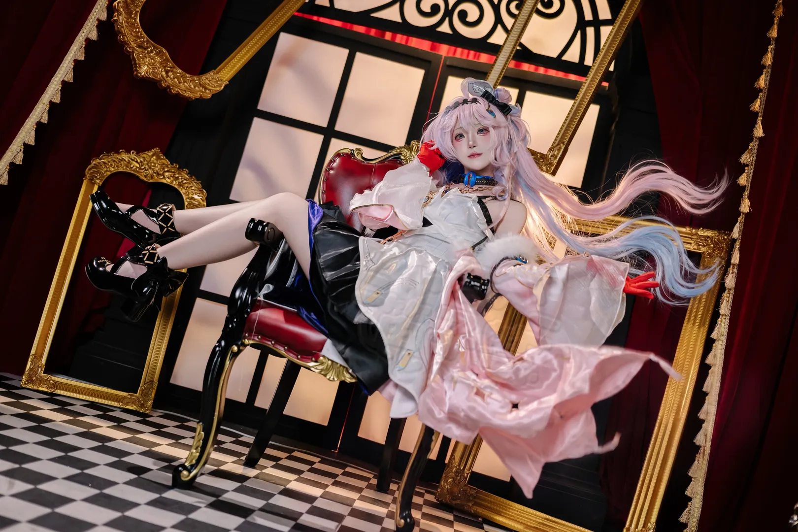 【鸣潮达妮娅cos】哥特风里的红手套与丝绒椅
