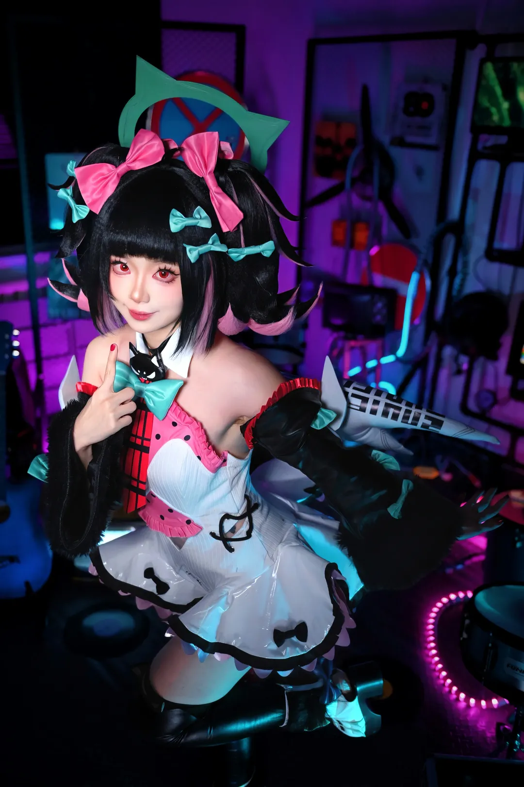 【妄想天使南宫羽cos】绝区零霓虹灯下的叛逆魅力 - 第 3 张