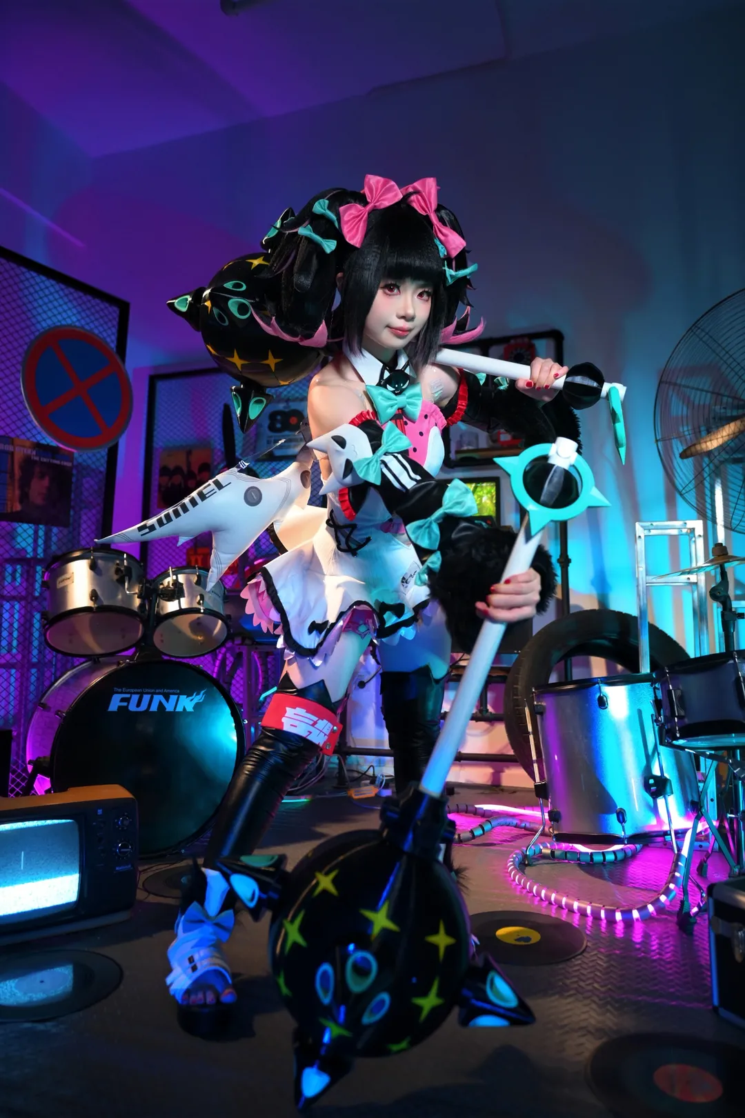 【妄想天使南宫羽cos】绝区零霓虹灯下的叛逆魅力 - 第 4 张