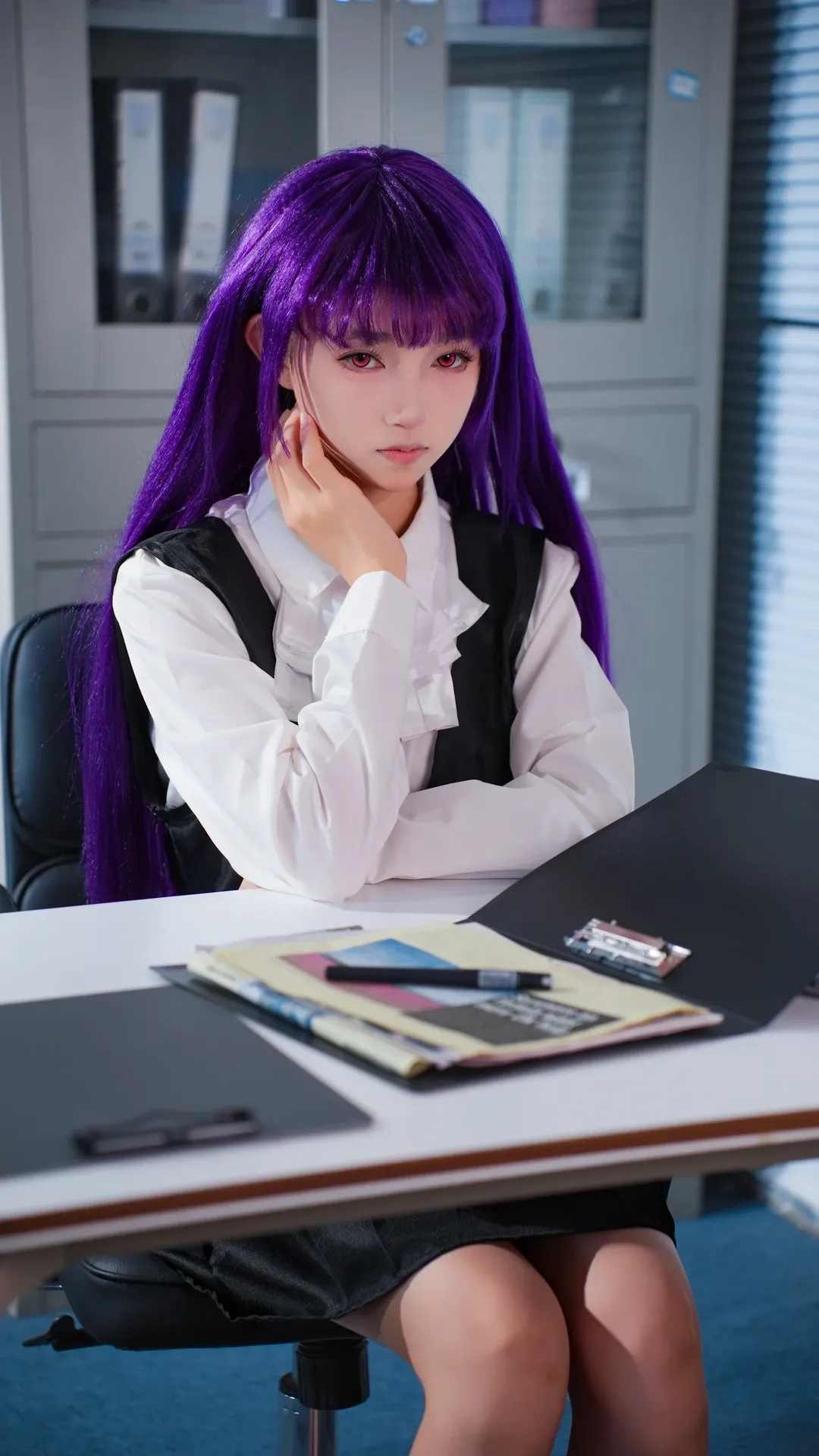 【凛凛蝶cos】白色制服与办公桌前的傲沉瞬间