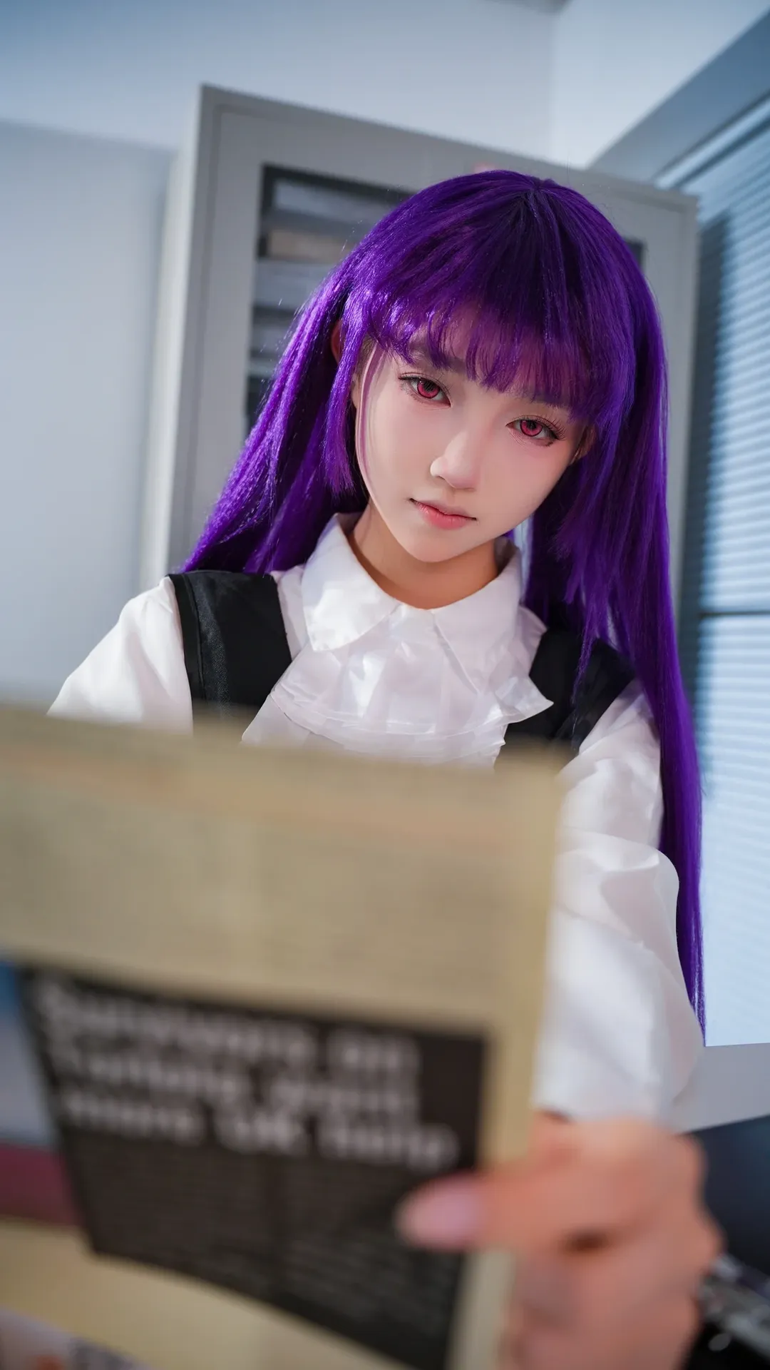 【凛凛蝶cos】白色制服与办公桌前的傲沉瞬间 - 第 5 张