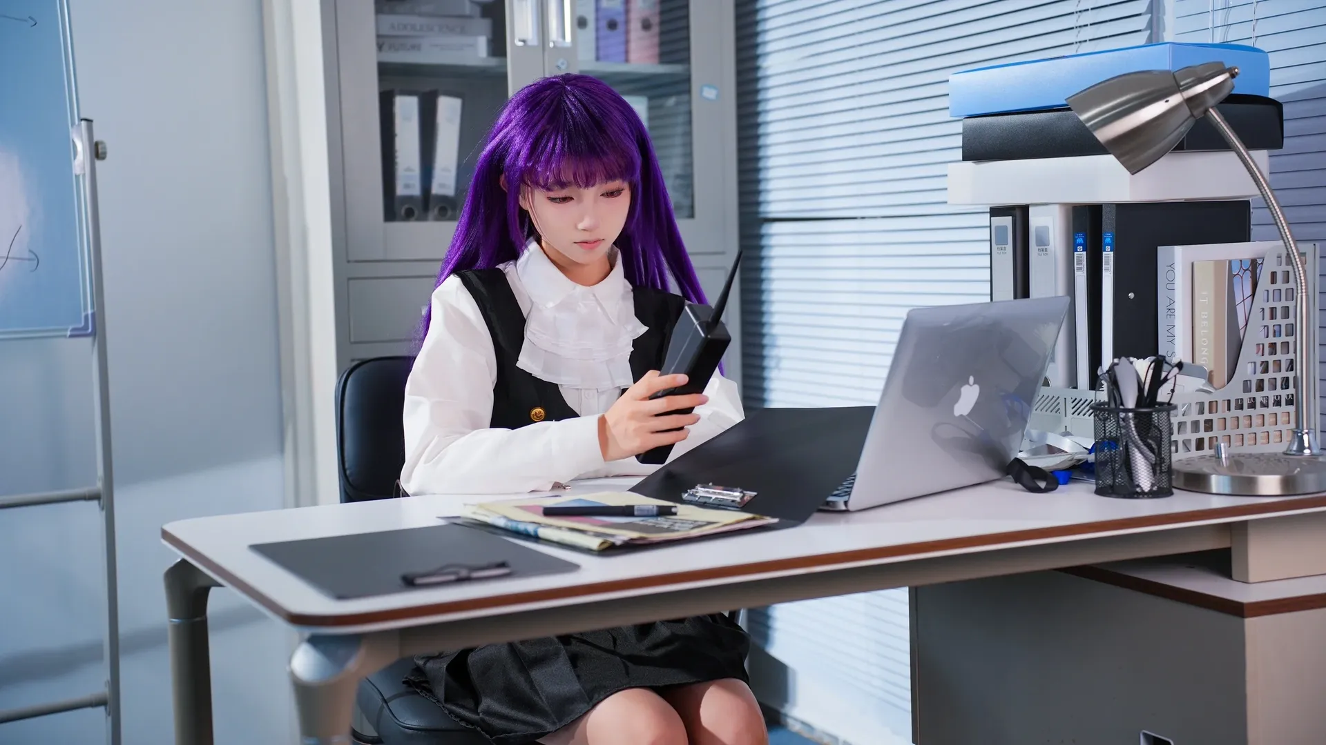 【凛凛蝶cos】白色制服与办公桌前的傲沉瞬间 - 第 6 张