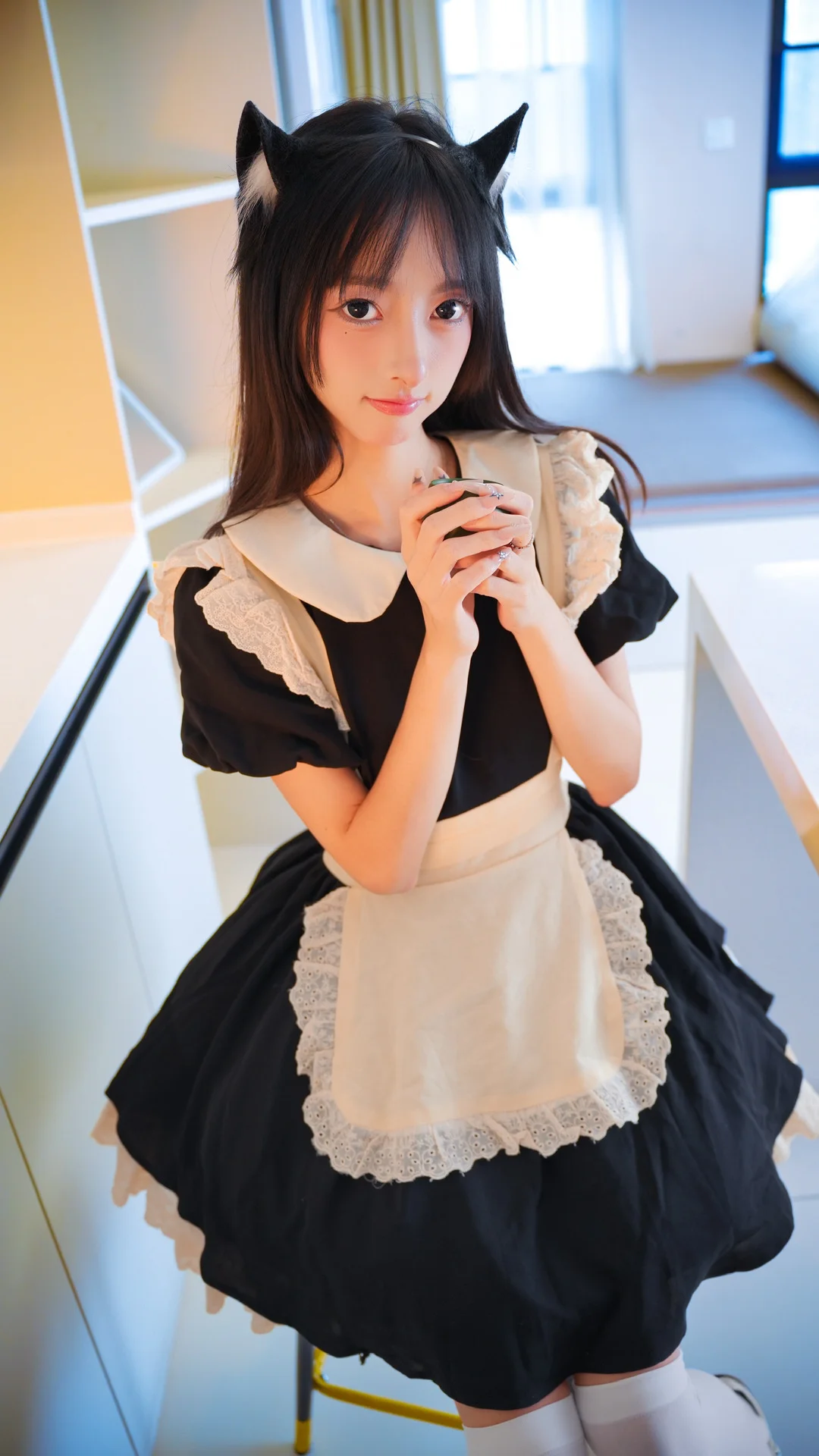 【猫耳メイド コスプレ】定番の白黒メイド服、モコモコの猫耳と午後の光影 - 1 枚目