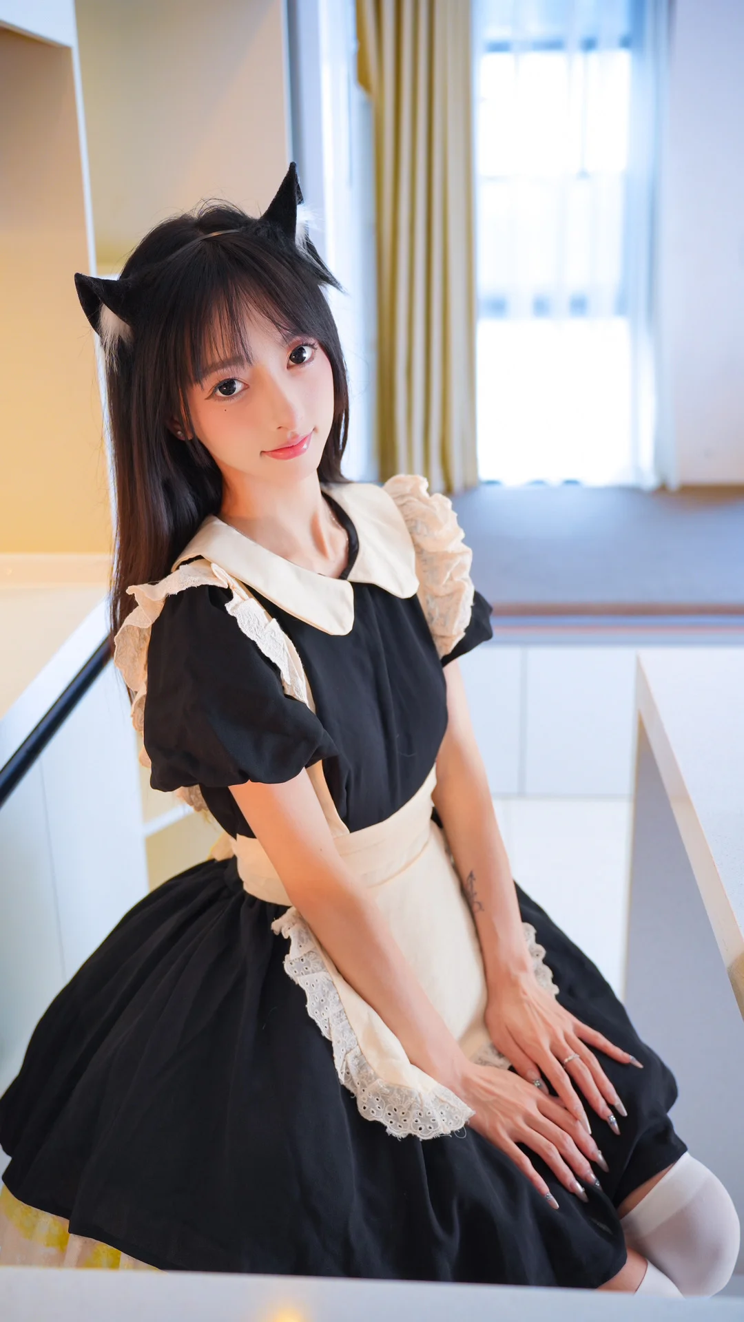 【猫耳メイド コスプレ】定番の白黒メイド服、モコモコの猫耳と午後の光影 - 5 枚目