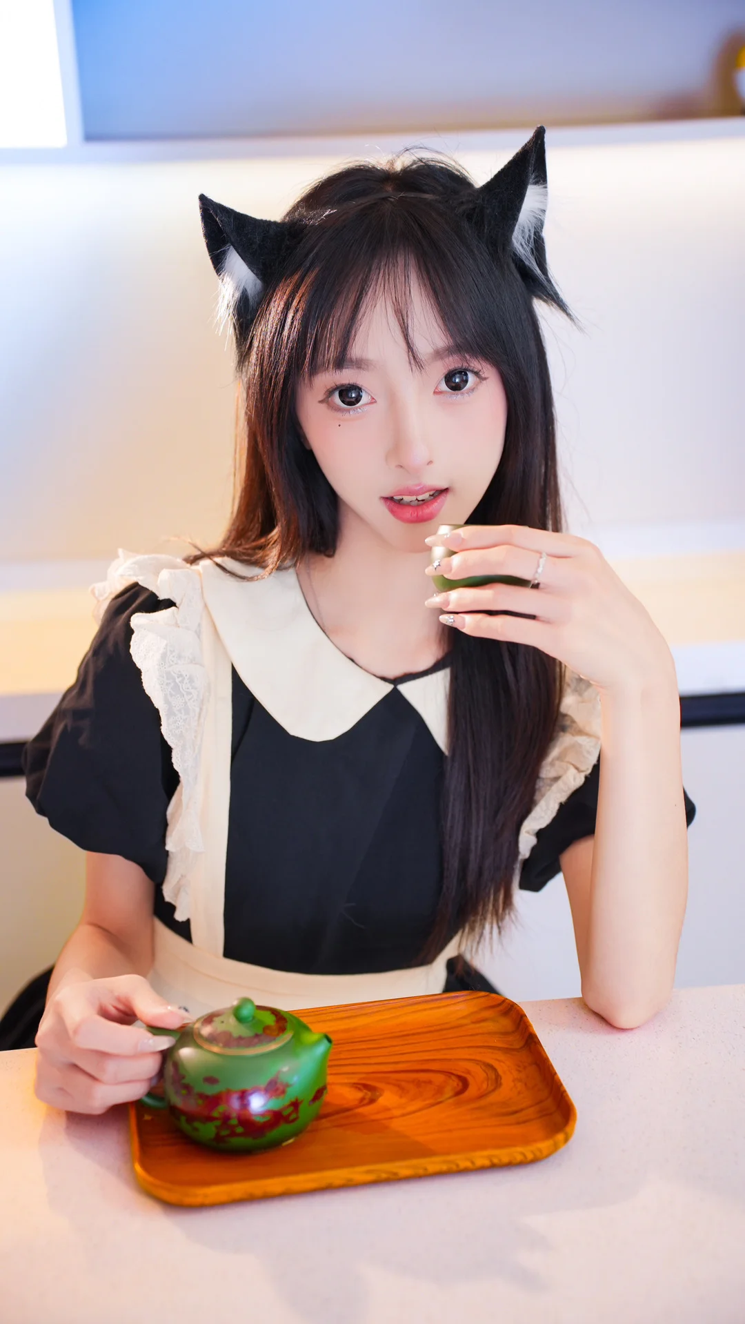 【猫耳メイド コスプレ】定番の白黒メイド服、モコモコの猫耳と午後の光影 - 9 枚目
