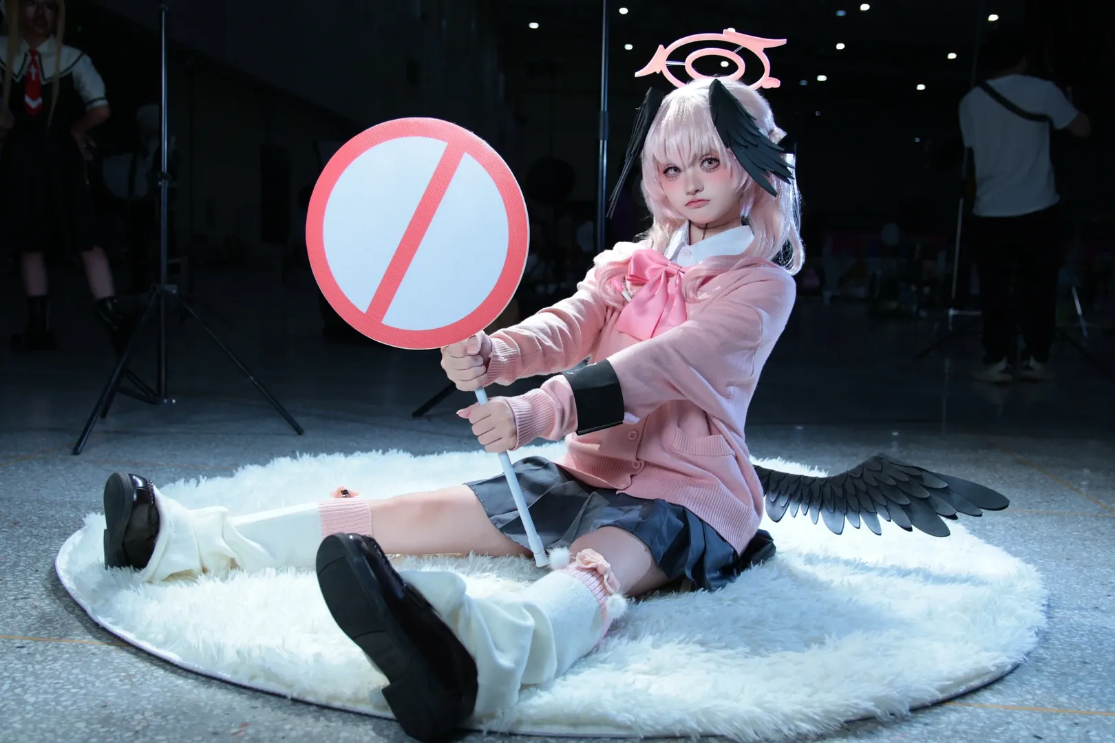 【下江コハル コスプレ】ブルーアーカイブ 同人JK制服、禁止看板を掲げてエッチはダメ！ - 1 枚目