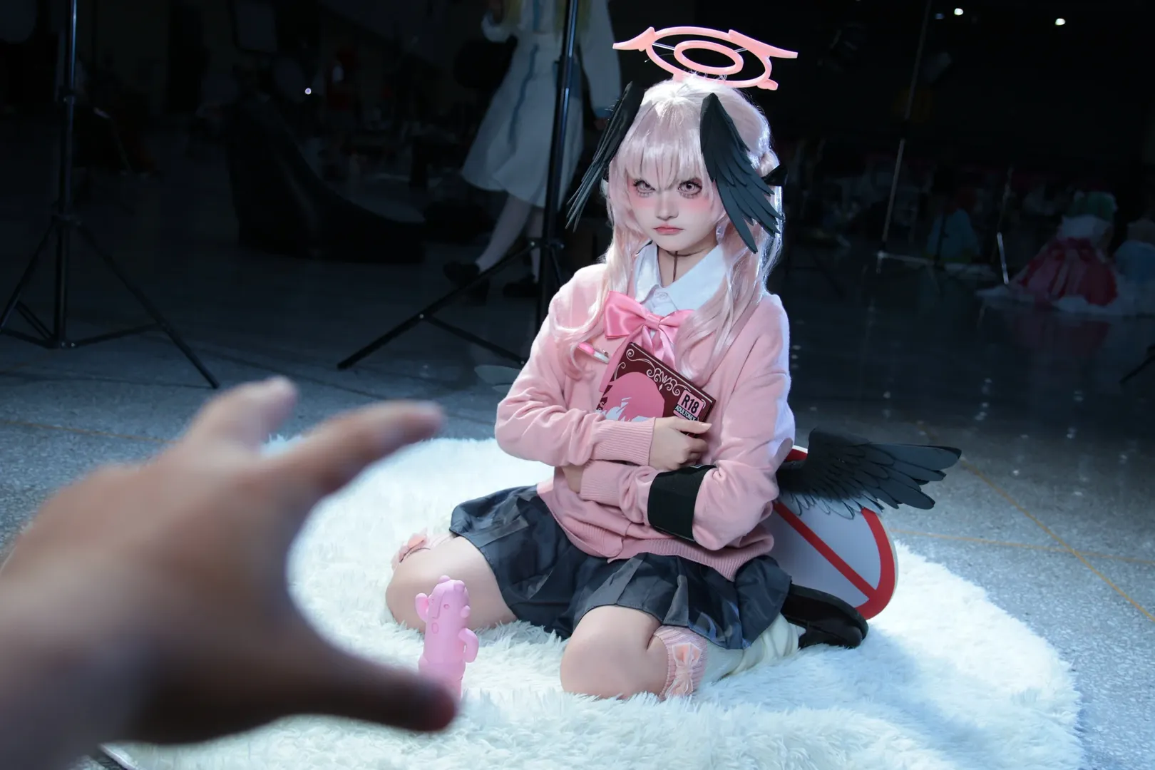 【下江コハル コスプレ】ブルーアーカイブ 同人JK制服、禁止看板を掲げてエッチはダメ！ - 2 枚目