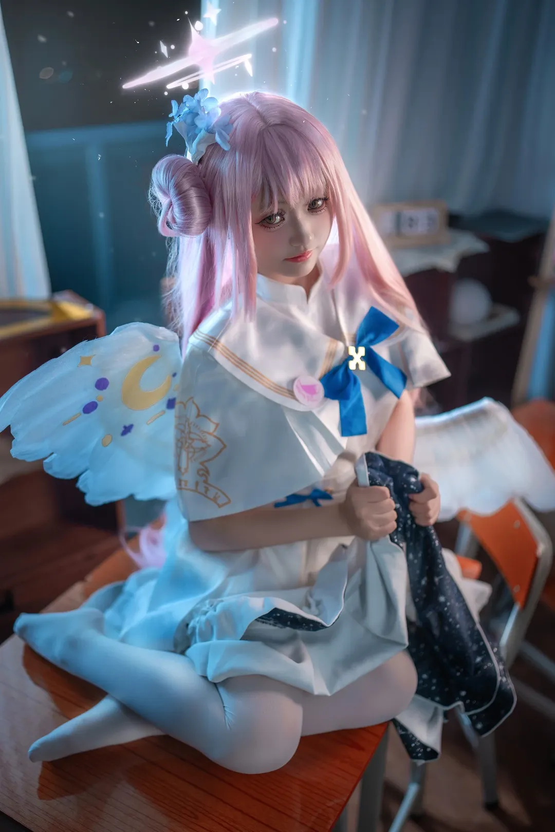 【圣园未花cos】蔚蓝档案，教室里的生日蛋糕卷与深夜蓝光 - 第 1 张