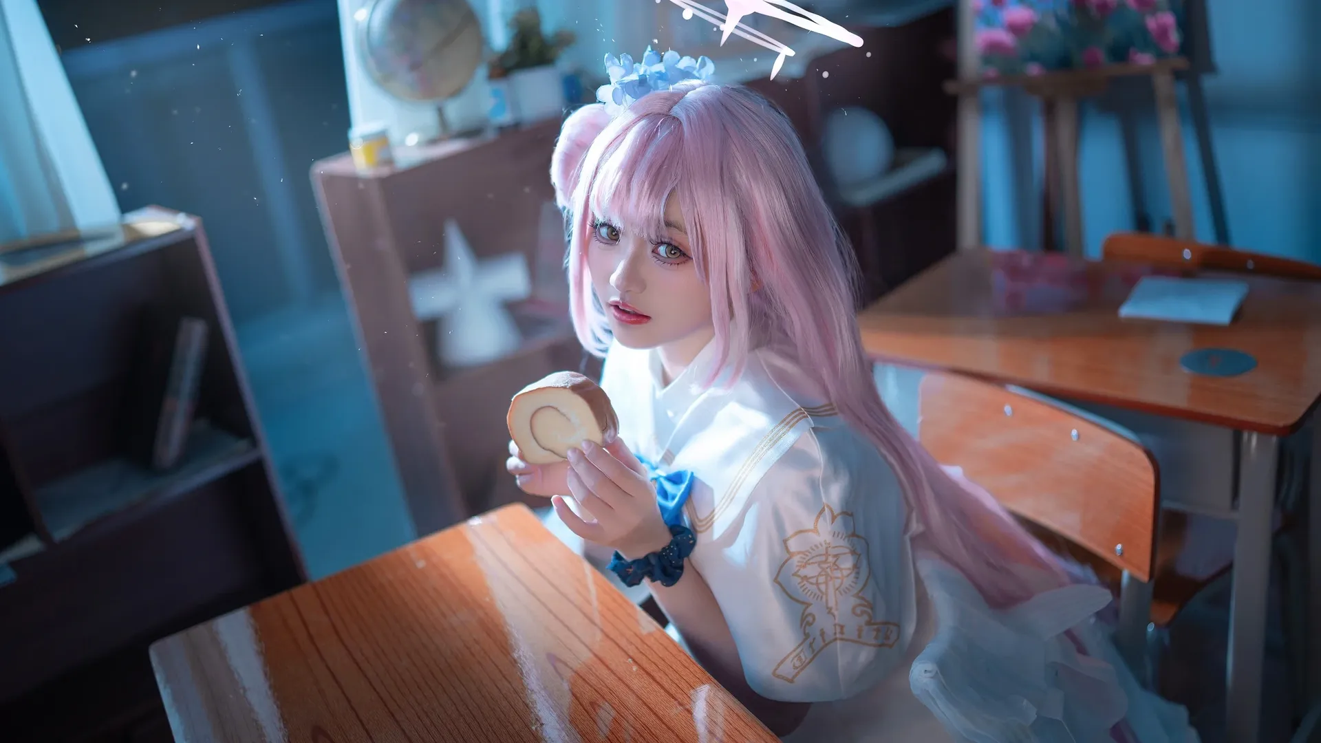 【圣园未花cos】蔚蓝档案，教室里的生日蛋糕卷与深夜蓝光 - 第 2 张