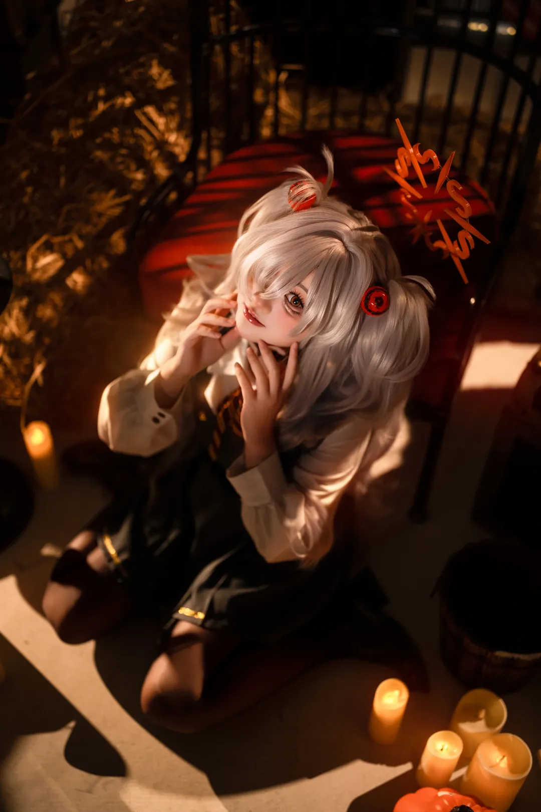 【板垣鹿江cos】万圣节主题棚拍，烛光里的黑丝与角色演绎 - 第 1 张