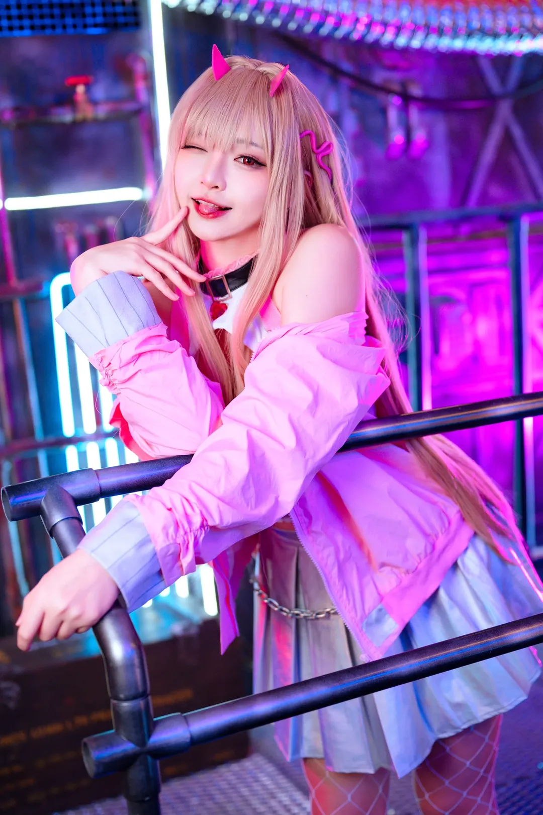 【毒蛇cos】霓虹灯下的胜利女神NIKKE，俏皮与危险的完美交织