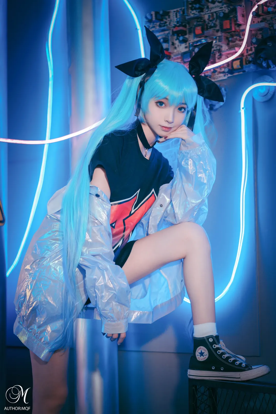 【初音未來cos】冷色調霓虹燈光下的雙馬尾 - 第 1 張