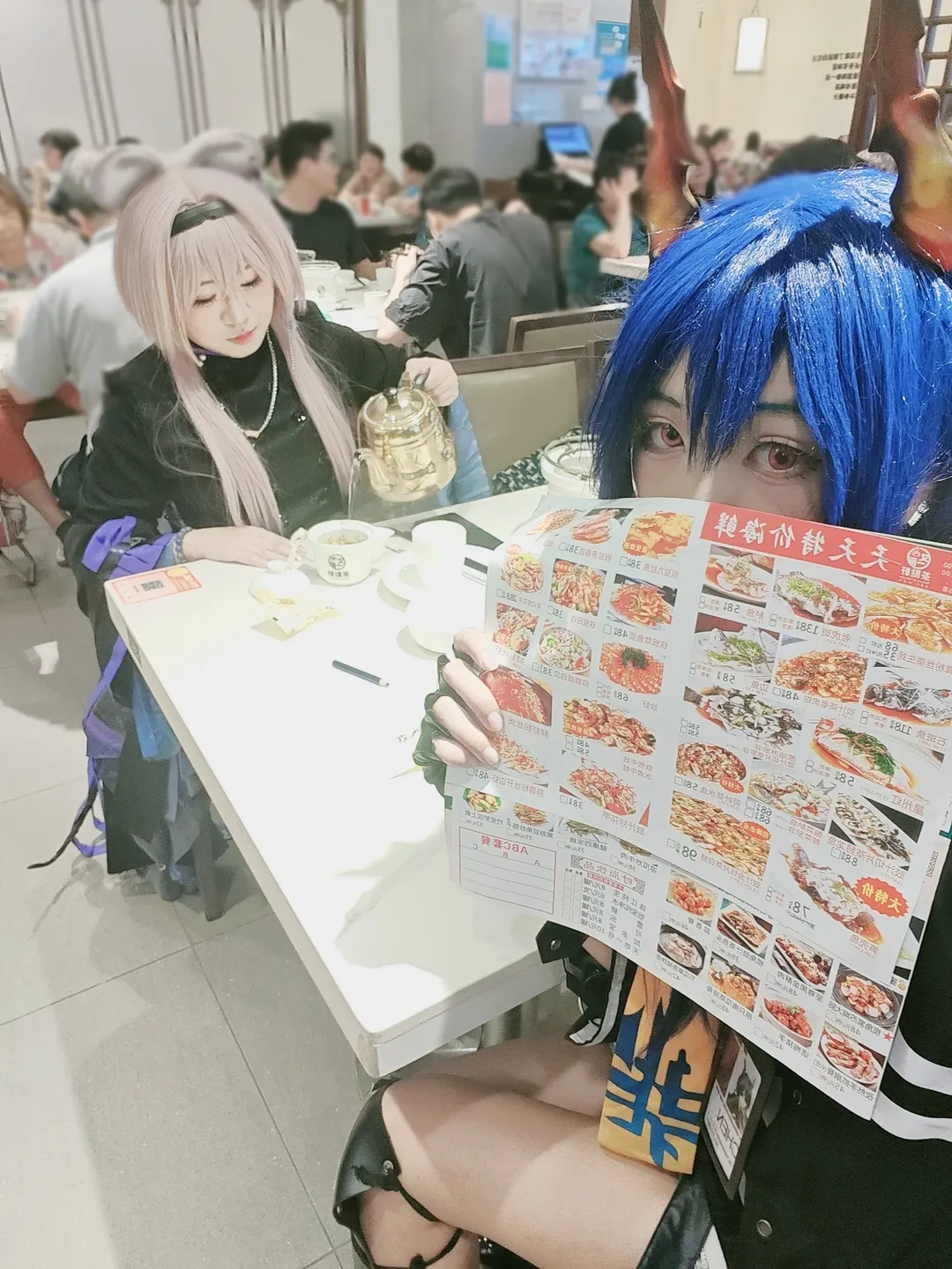 【陈晖洁cos】明日方舟龙门特色叹茶，品味闲暇时光 - 第 1 张