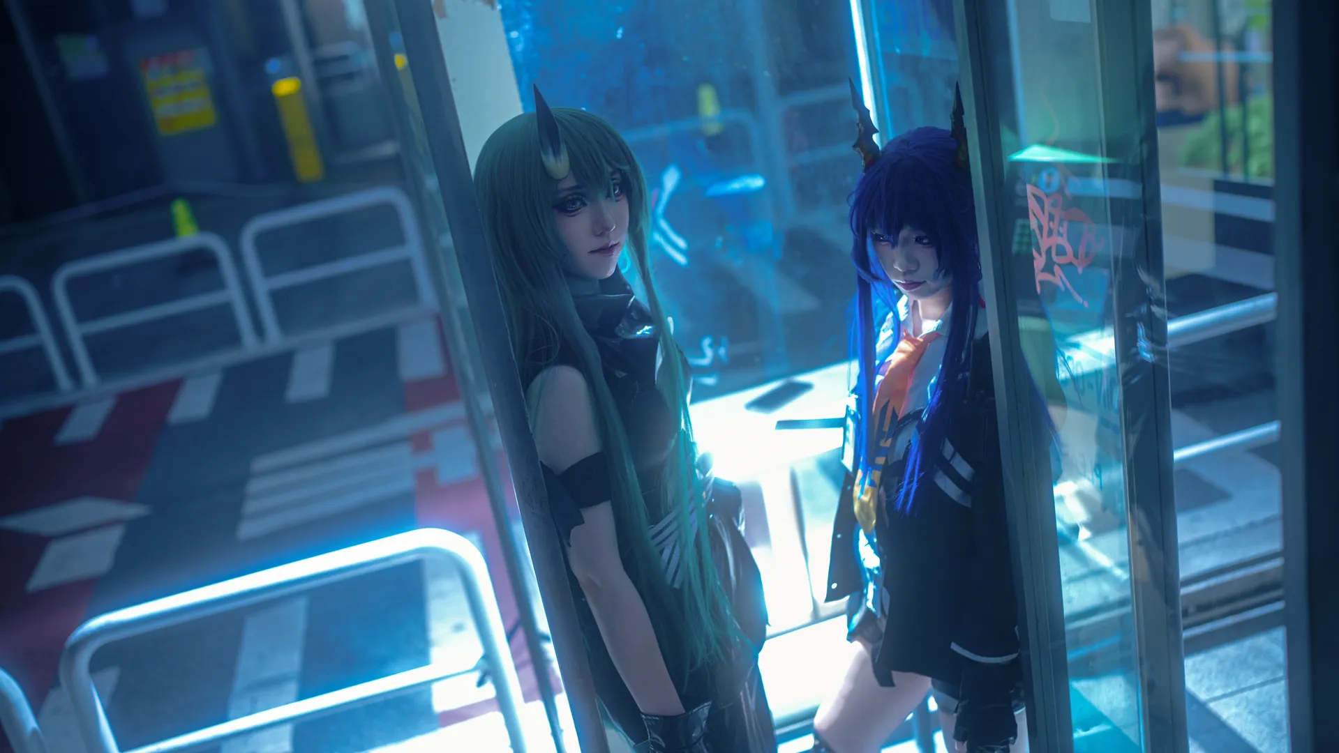 【明日方舟星熊陈晖洁cos】龙门近卫局，都市霓虹下的并肩定格 - 第 1 张