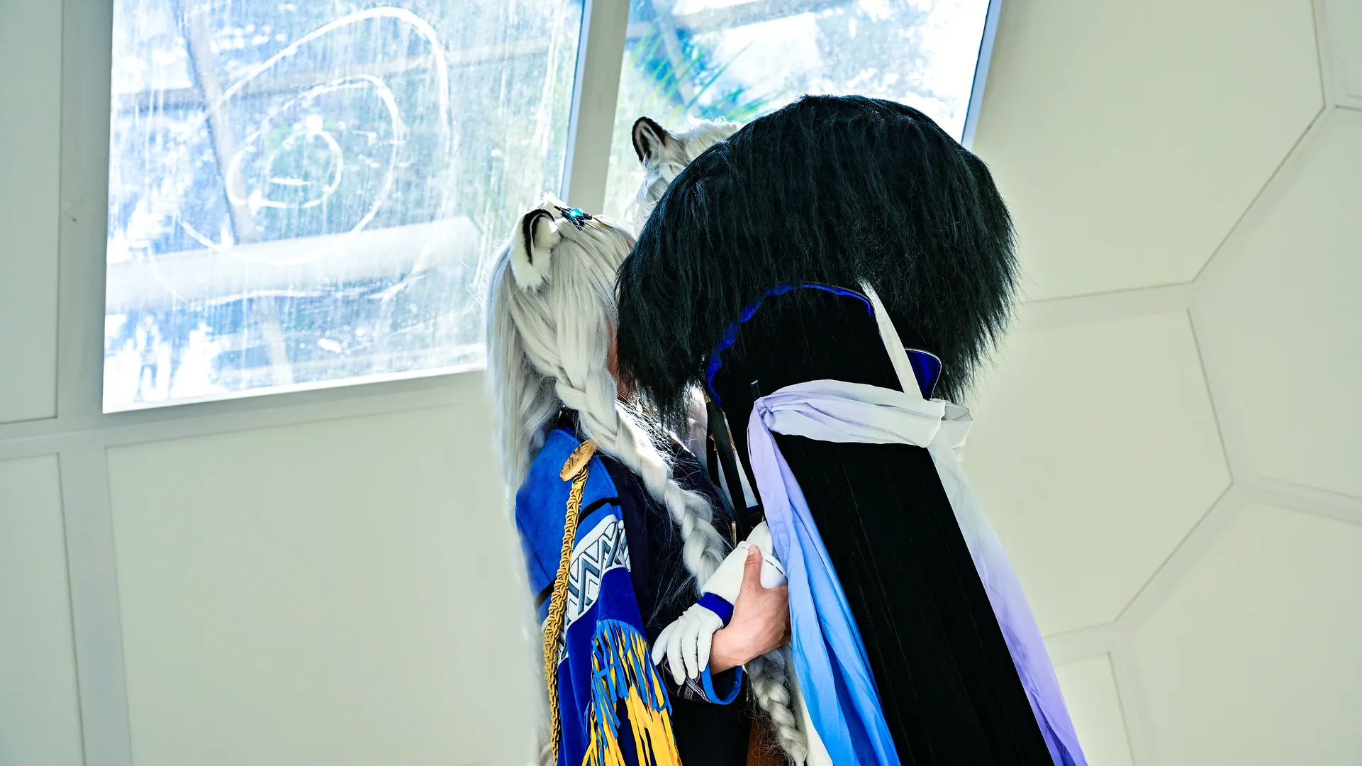 【初雪cos】明日方舟风雪之誓，银灰与初雪的冬日互动 - 第 3 张
