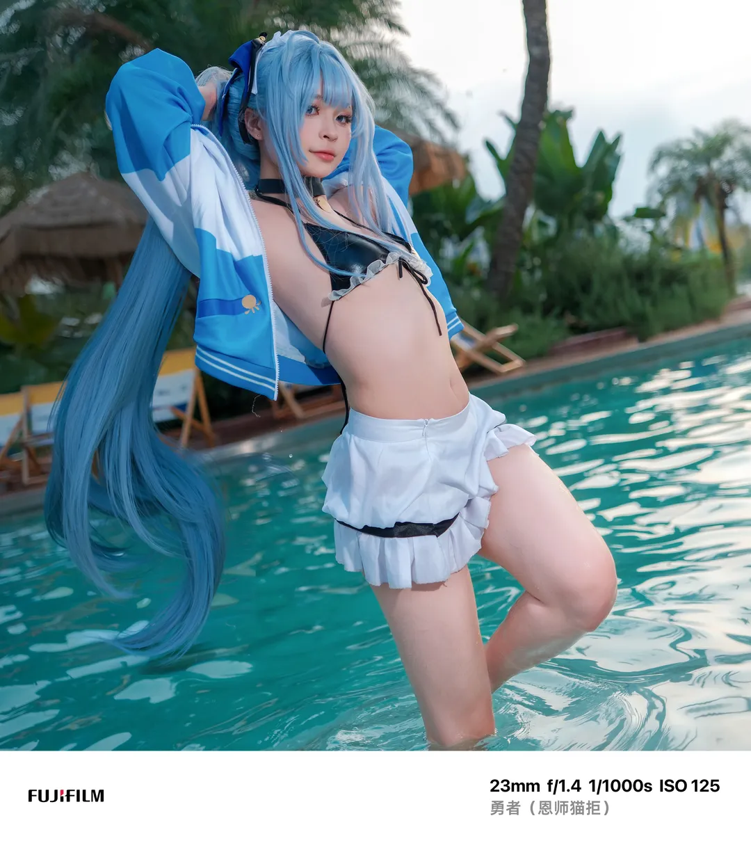 夏のプールサイドで魅せる涼しげな青髪ツインテール コスプレ記録 - 1 枚目