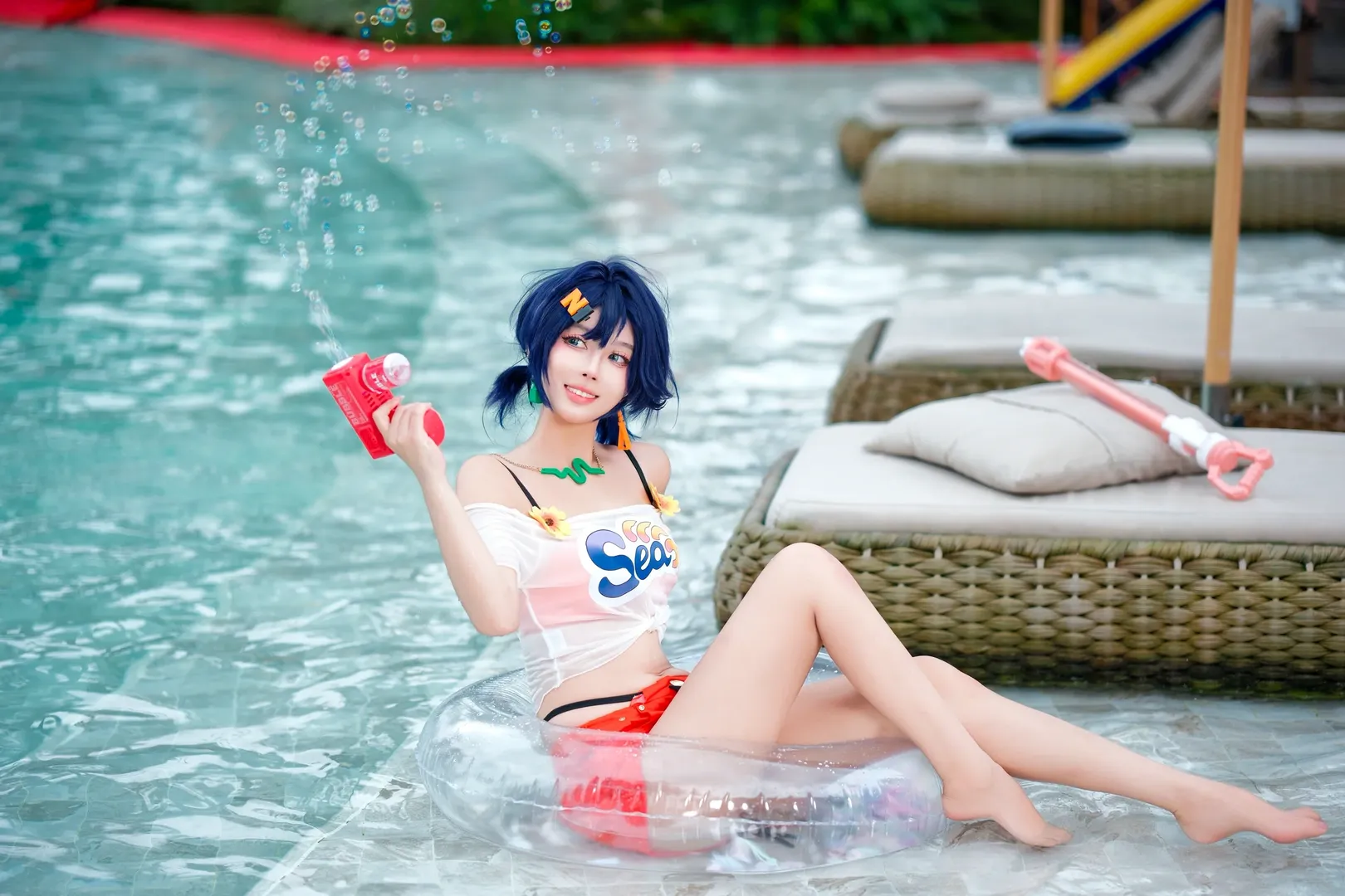 【绝区零】夏日泳装cos，透明泳圈与泡泡枪的清凉瞬间 - 第 2 张