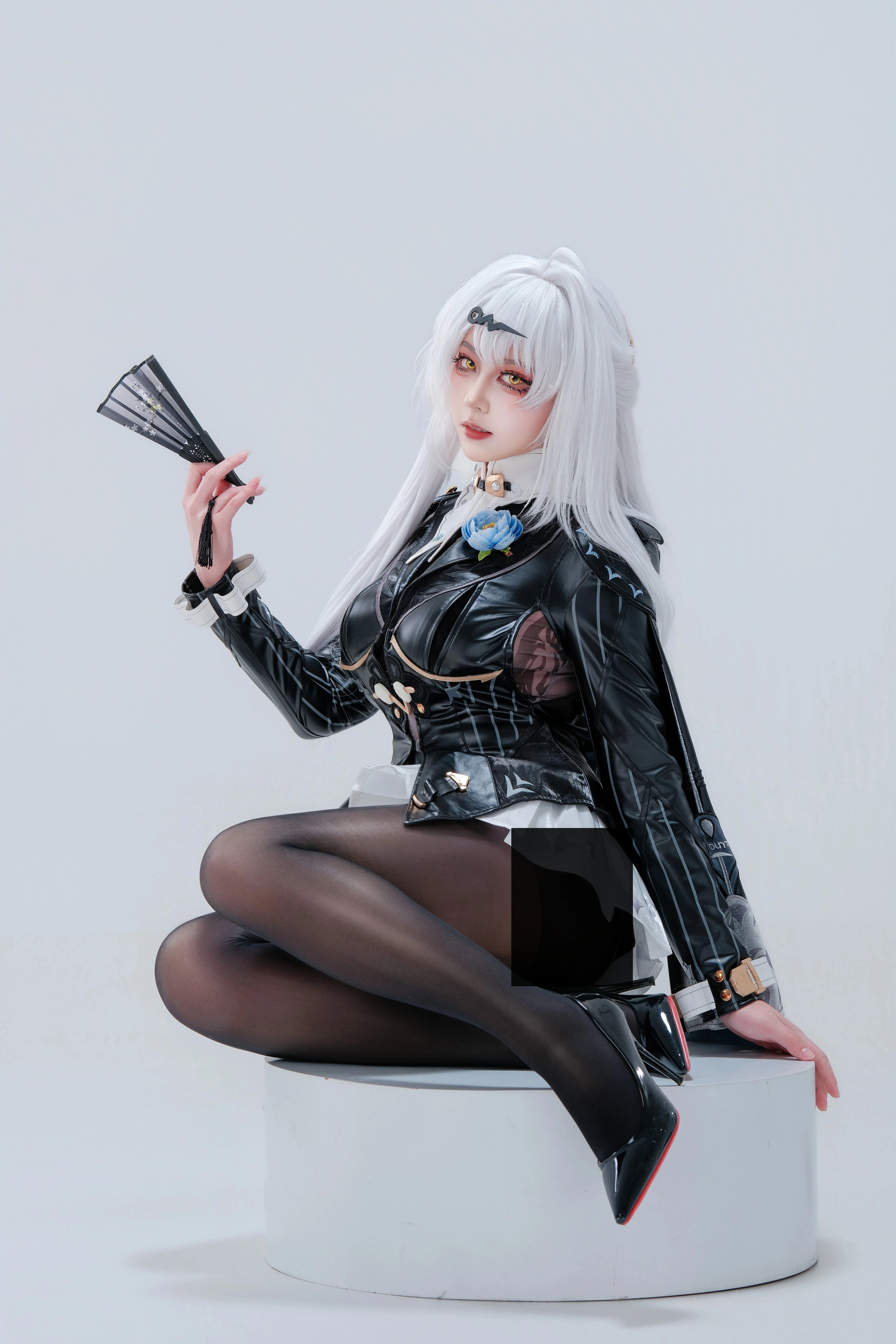 【儀玄cos】絕區零，銀髮黑衣下的優雅與氣場 - 第 1 張