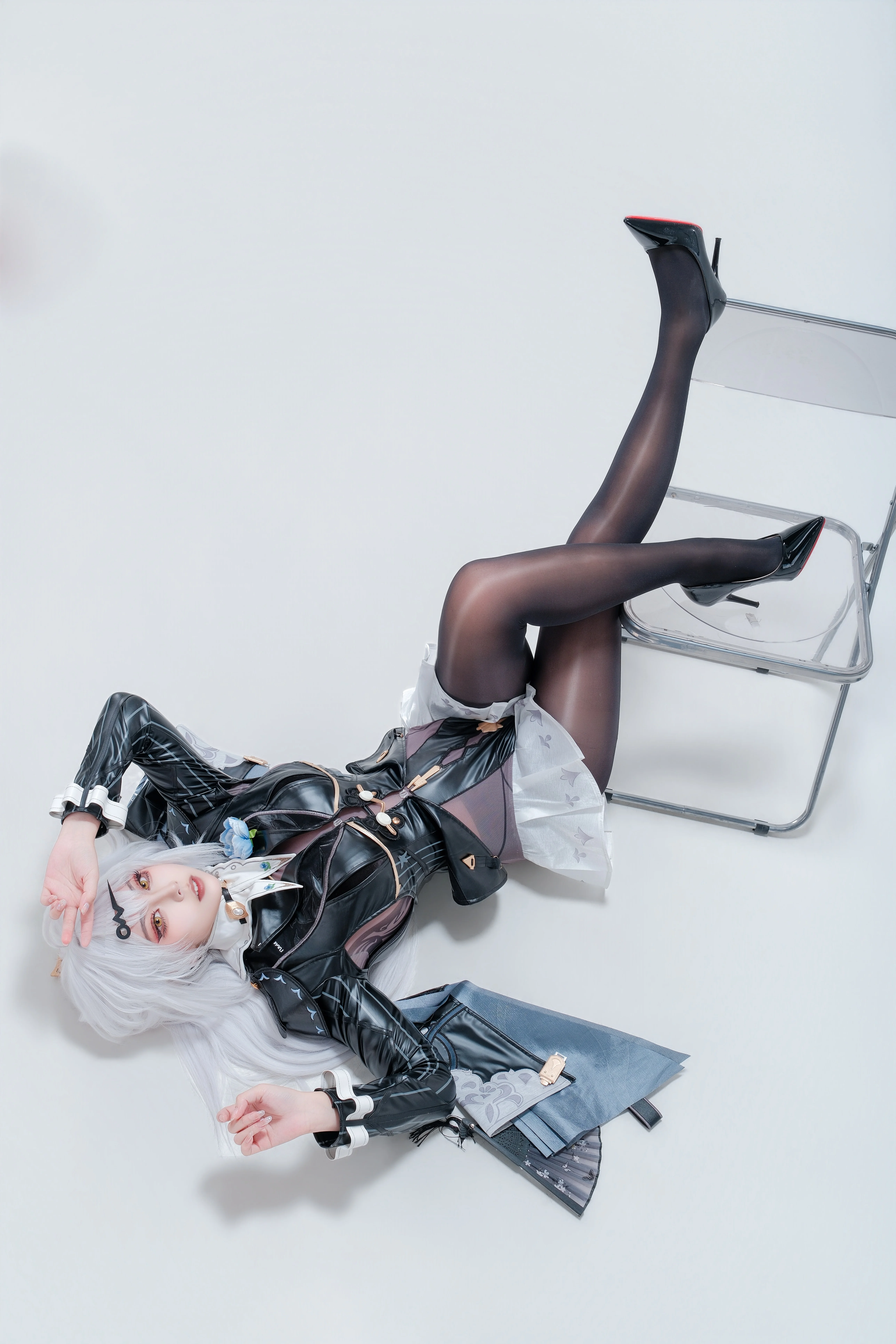 【儀玄cos】絕區零，銀髮黑衣下的優雅與氣場 - 第 3 張