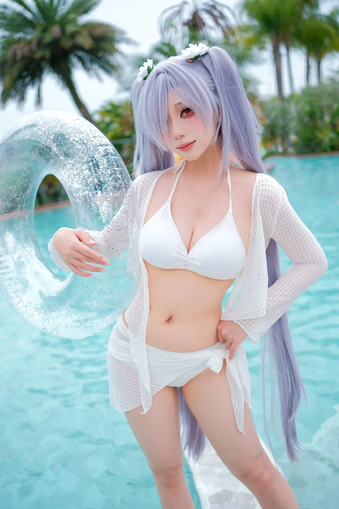 【灰姑娘cos】胜利女神妮姬的泳池夏日，透明泳圈与纯白穿搭