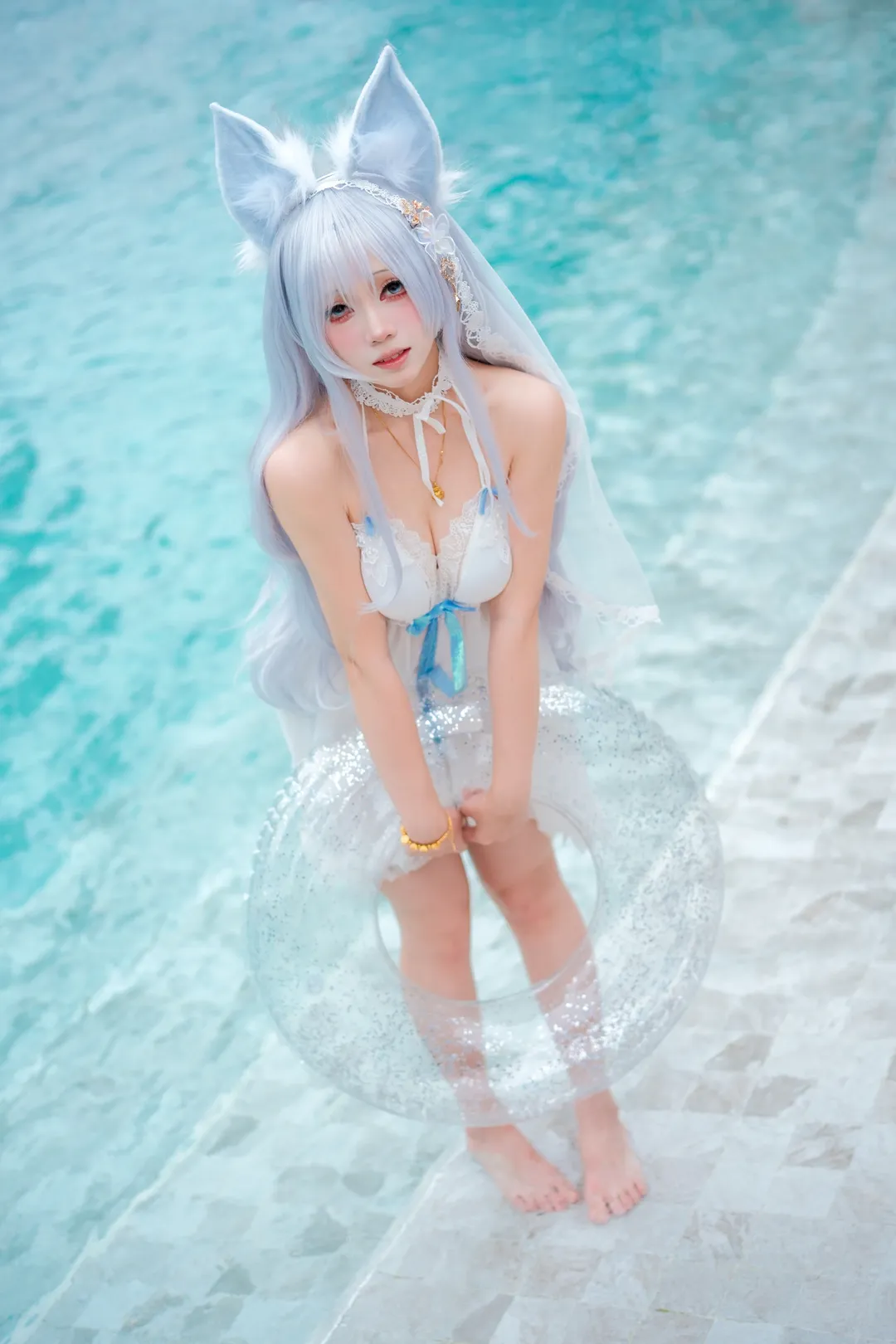 【信濃 コスプレ】アズールレーンの澄み渡る夏、プールサイドに佇む銀白の狐影 - 1 枚目