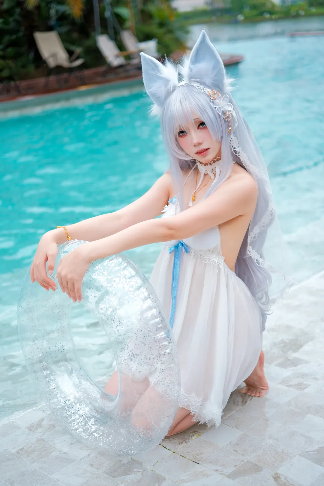 【信濃 コスプレ】アズールレーンの澄み渡る夏、プールサイドに佇む銀白の狐影 - 2 枚目