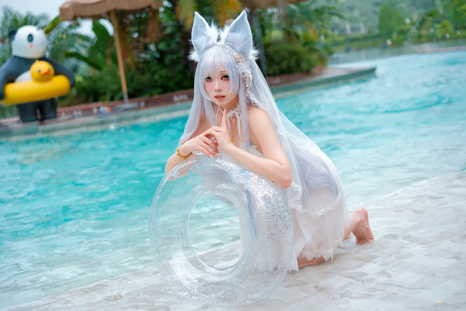 【信浓cos】碧蓝航线的清澈夏日，泳池边的银白狐影