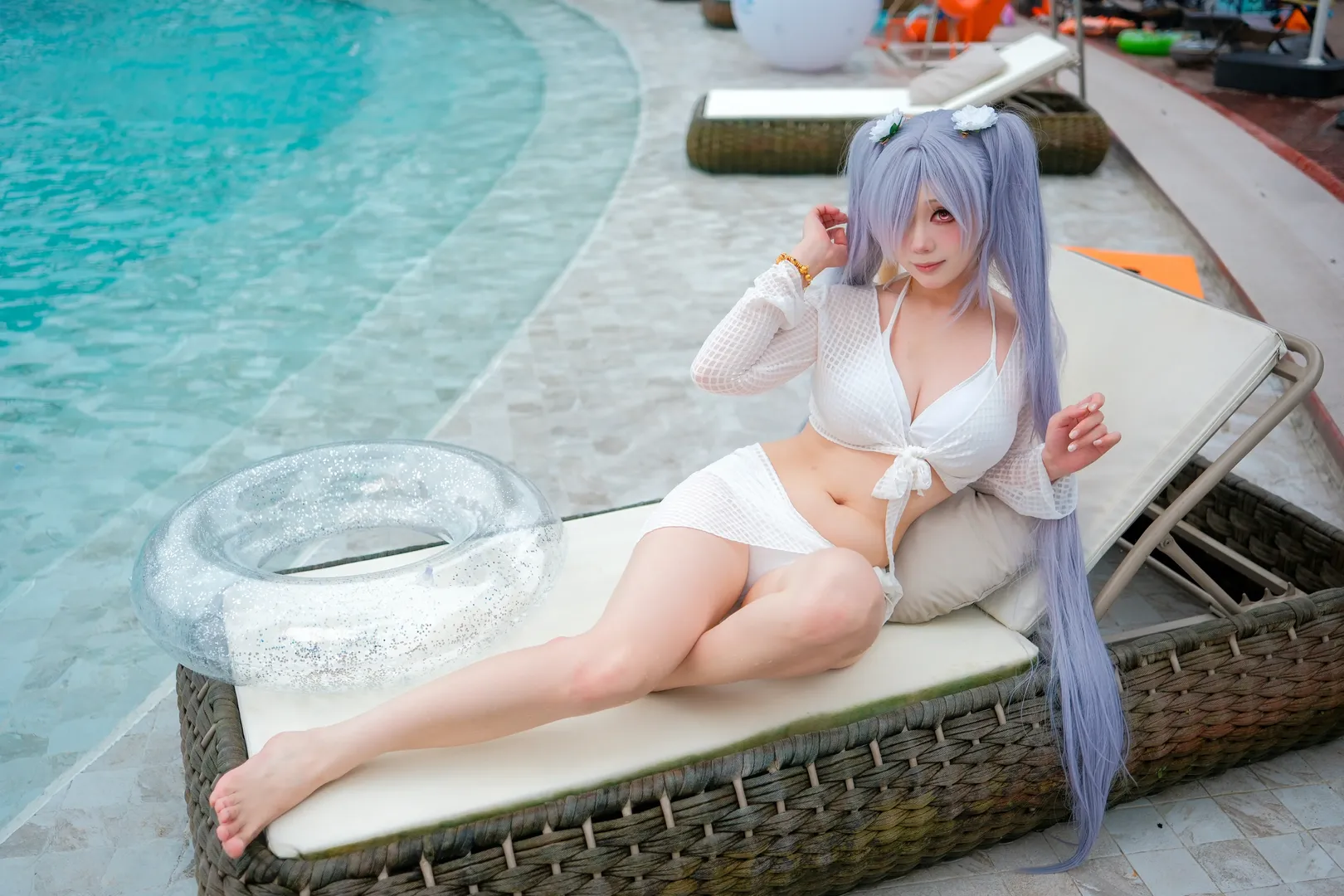 【灰姑娘cos】NIKKE胜利女神，泳池边的夏日白色穿搭 - 第 2 张