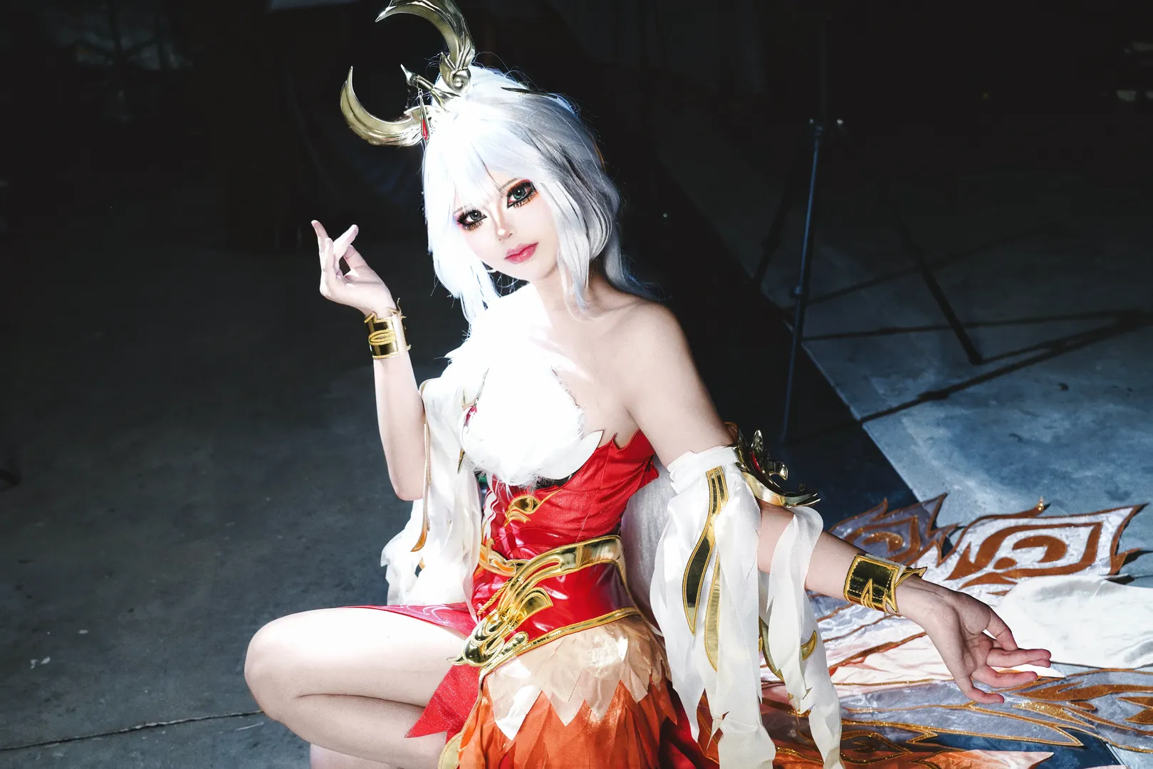 [Wang Zhaojun Cosplay] Honor of Kings Red and White Feather Garment Look: Highlight Moments at the Anime Convention - Image 2