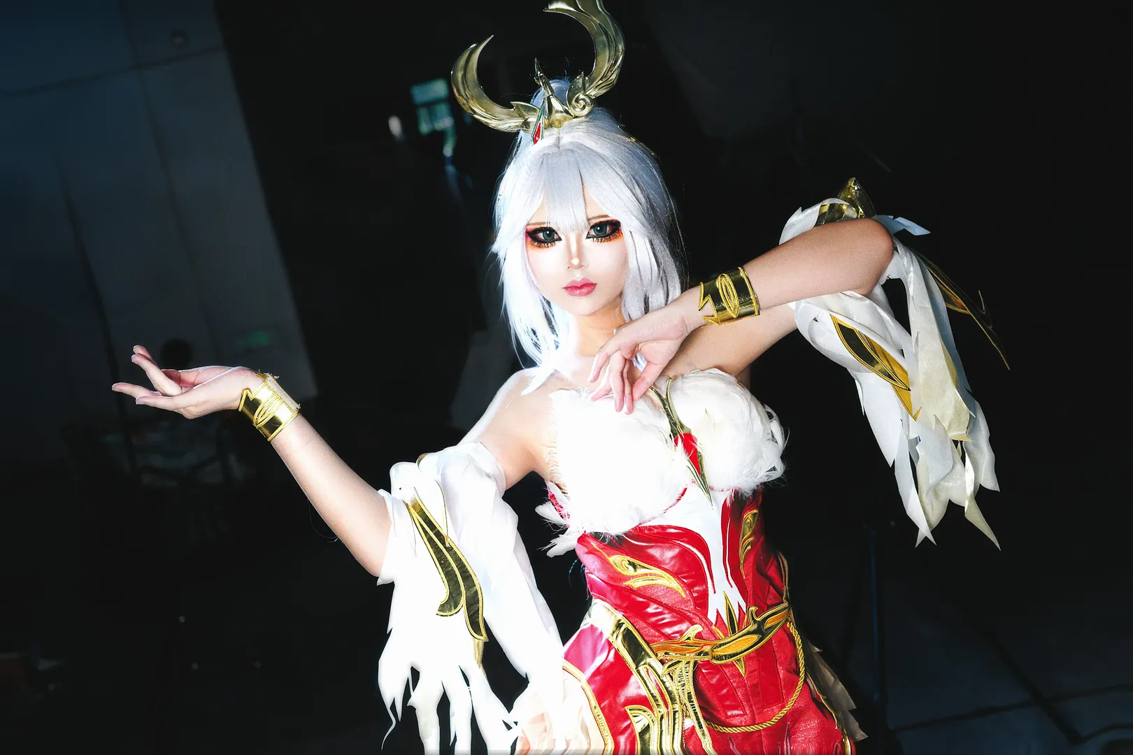 [Wang Zhaojun Cosplay] Honor of Kings Red and White Feather Garment Look: Highlight Moments at the Anime Convention - Image 3