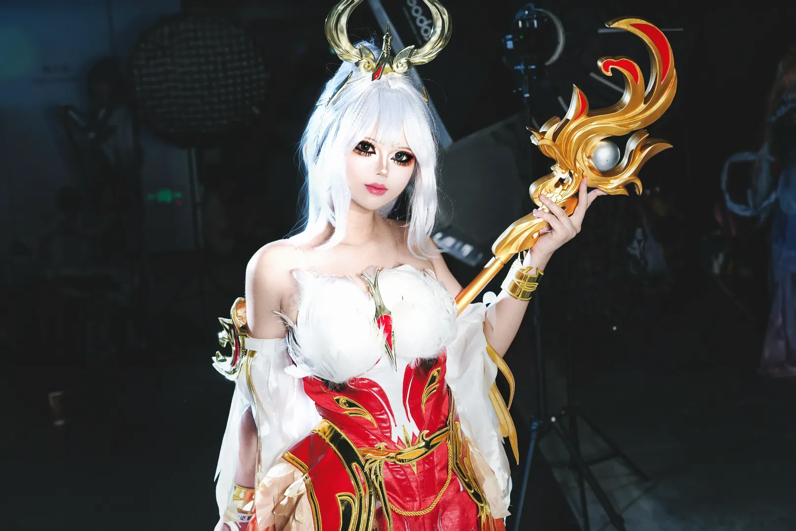 [Wang Zhaojun Cosplay] Honor of Kings Red and White Feather Garment Look: Highlight Moments at the Anime Convention - Image 4