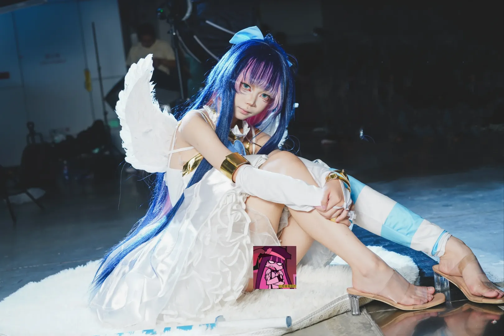 【S妹cos】吊带袜天使，白纱与蓝剑交织的漫展现场 - 第 2 张