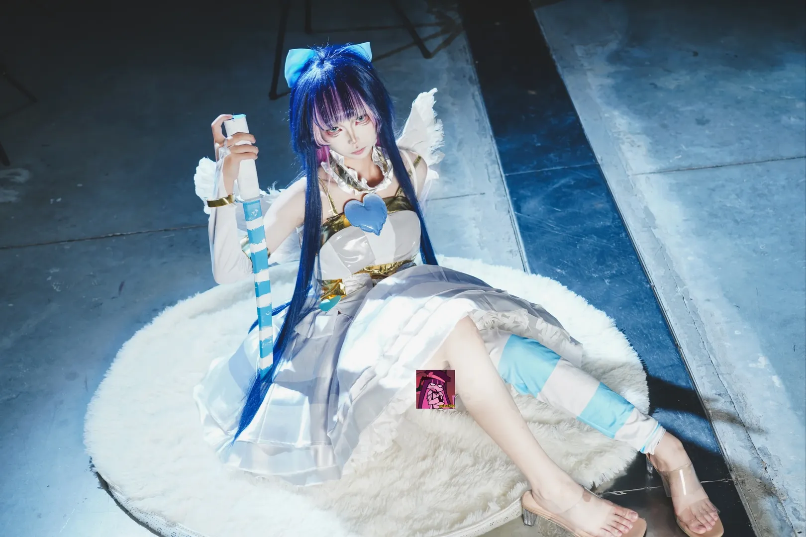 【S妹cos】吊带袜天使，白纱与蓝剑交织的漫展现场