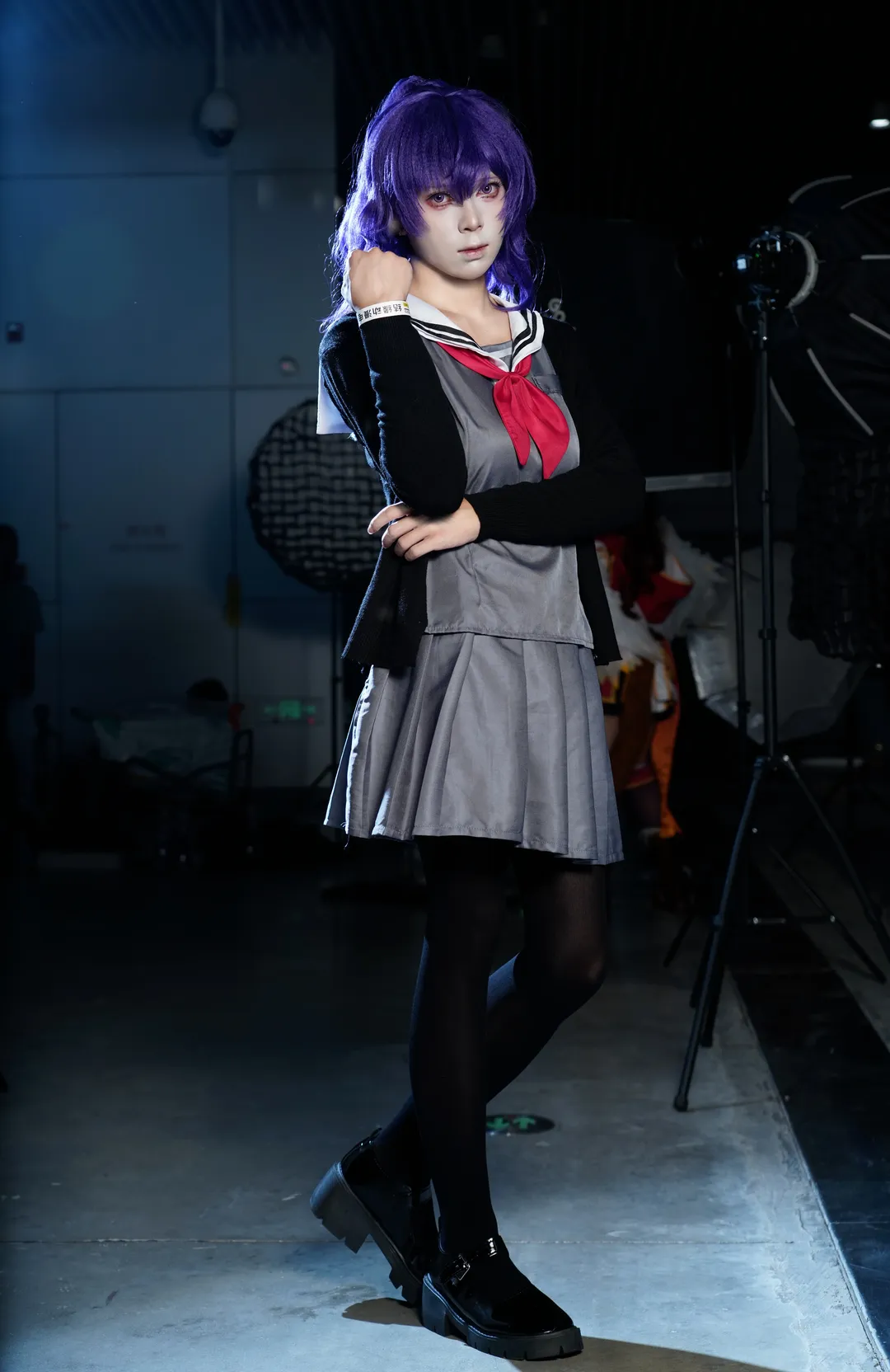 【朝比奈真冬cos】初音未来缤纷舞台中的清冷灰水手服定格 - 第 4 张
