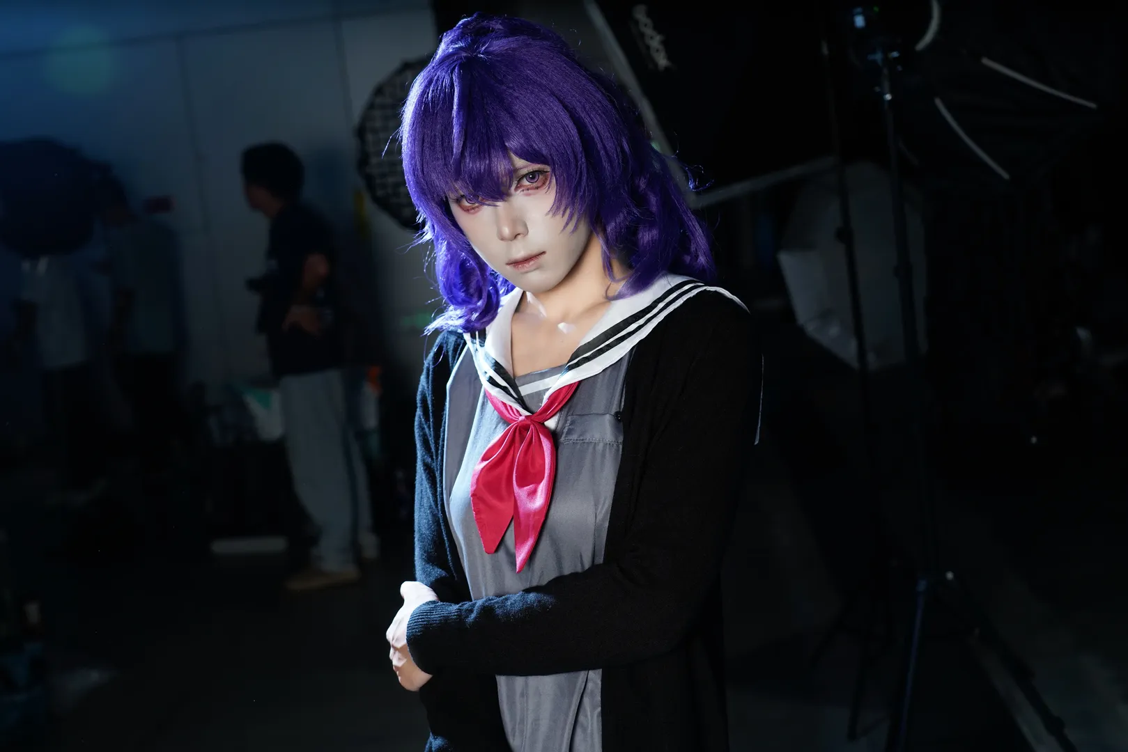 【朝比奈真冬cos】初音未来缤纷舞台中的清冷灰水手服定格 - 第 5 张