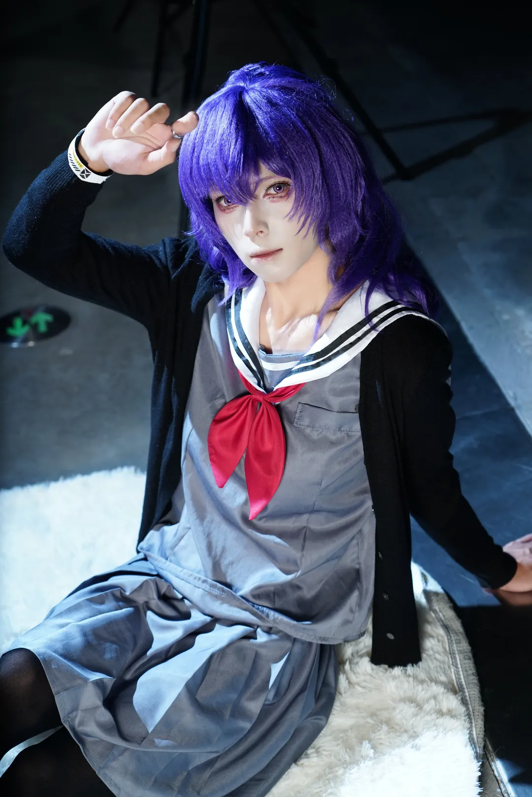 【朝比奈真冬cos】初音未来缤纷舞台中的清冷灰水手服定格 - 第 8 张