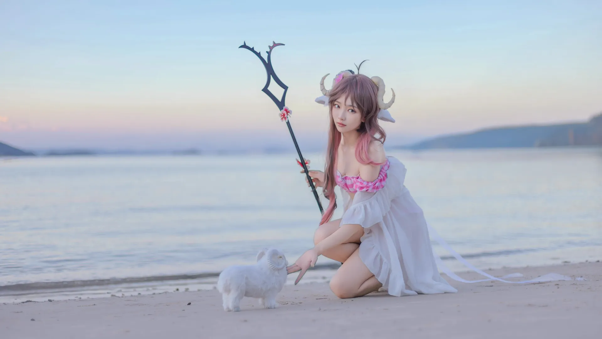 【艾雅法拉cos】明日方舟里的泳装小羊，带你感受海边的夏日 - 第 1 张