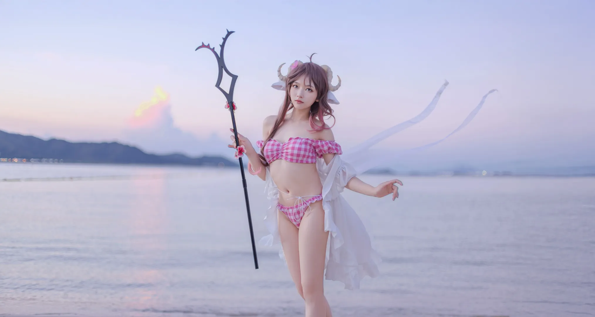 【艾雅法拉cos】明日方舟里的泳装小羊，带你感受海边的夏日 - 第 4 张