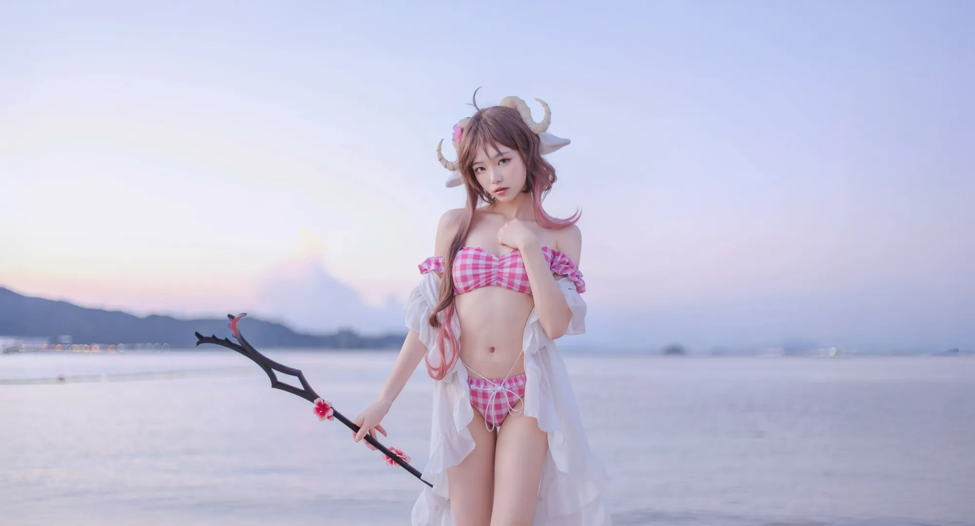 【艾雅法拉cos】明日方舟里的泳装小羊，带你感受海边的夏日 - 第 6 张