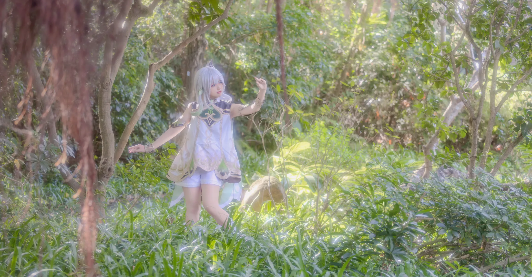 【纳西妲cos】原神小草神在森林里的光影呈现 - 第 5 张