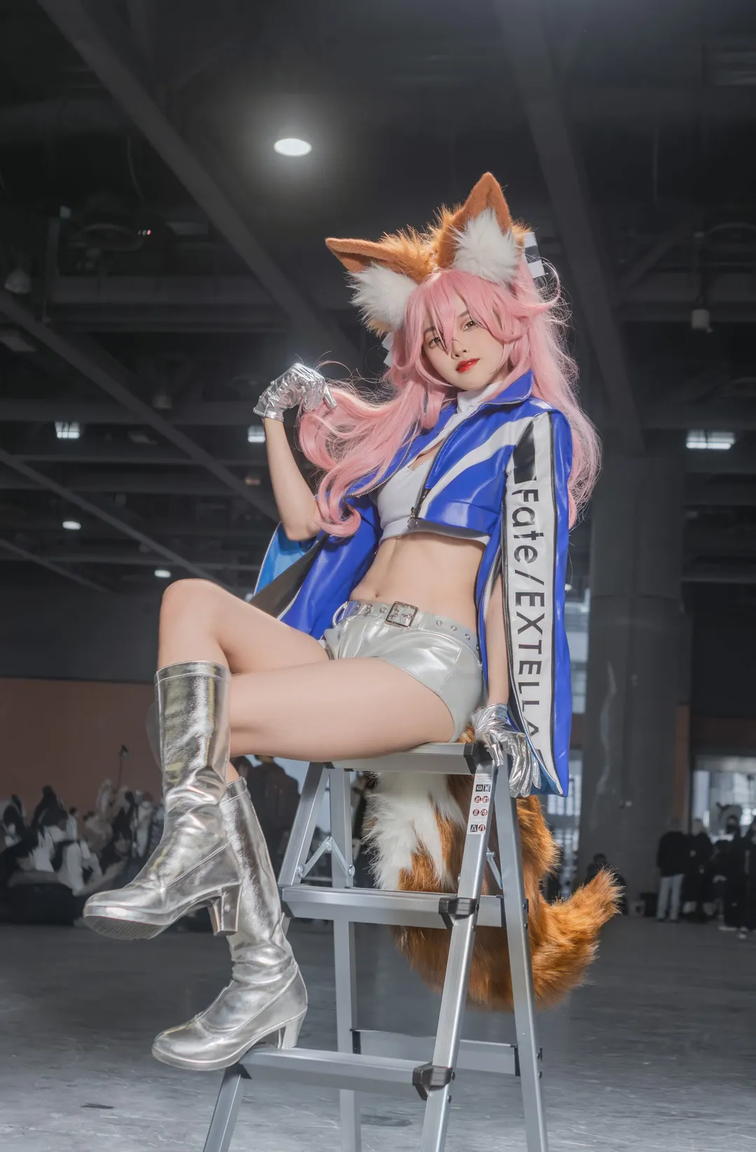【玉藻前cos】赛车服与高筒靴加持，展区中央的狐狸